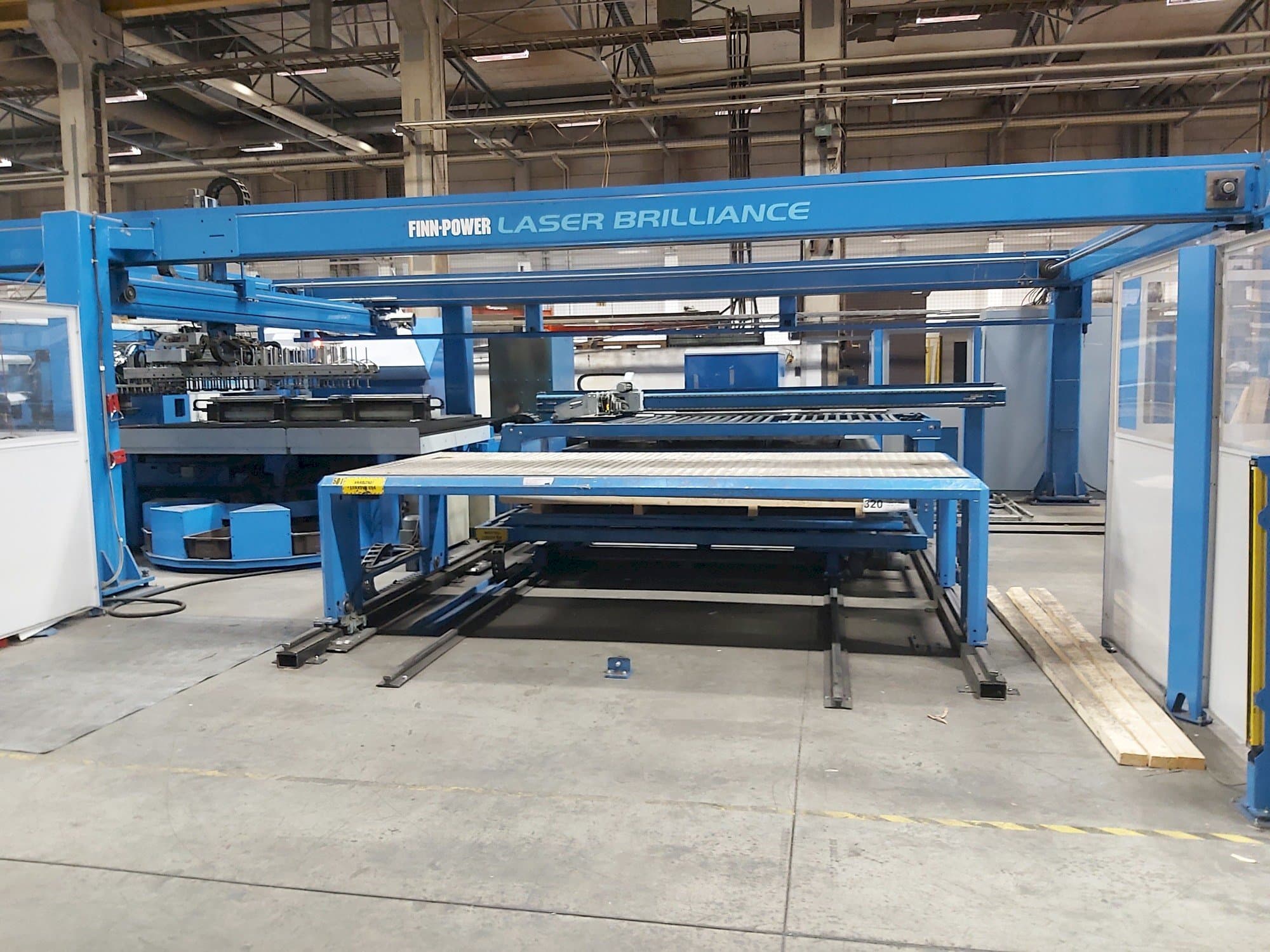 Prikaz  stroja Finn-Power LG6  sprijeda