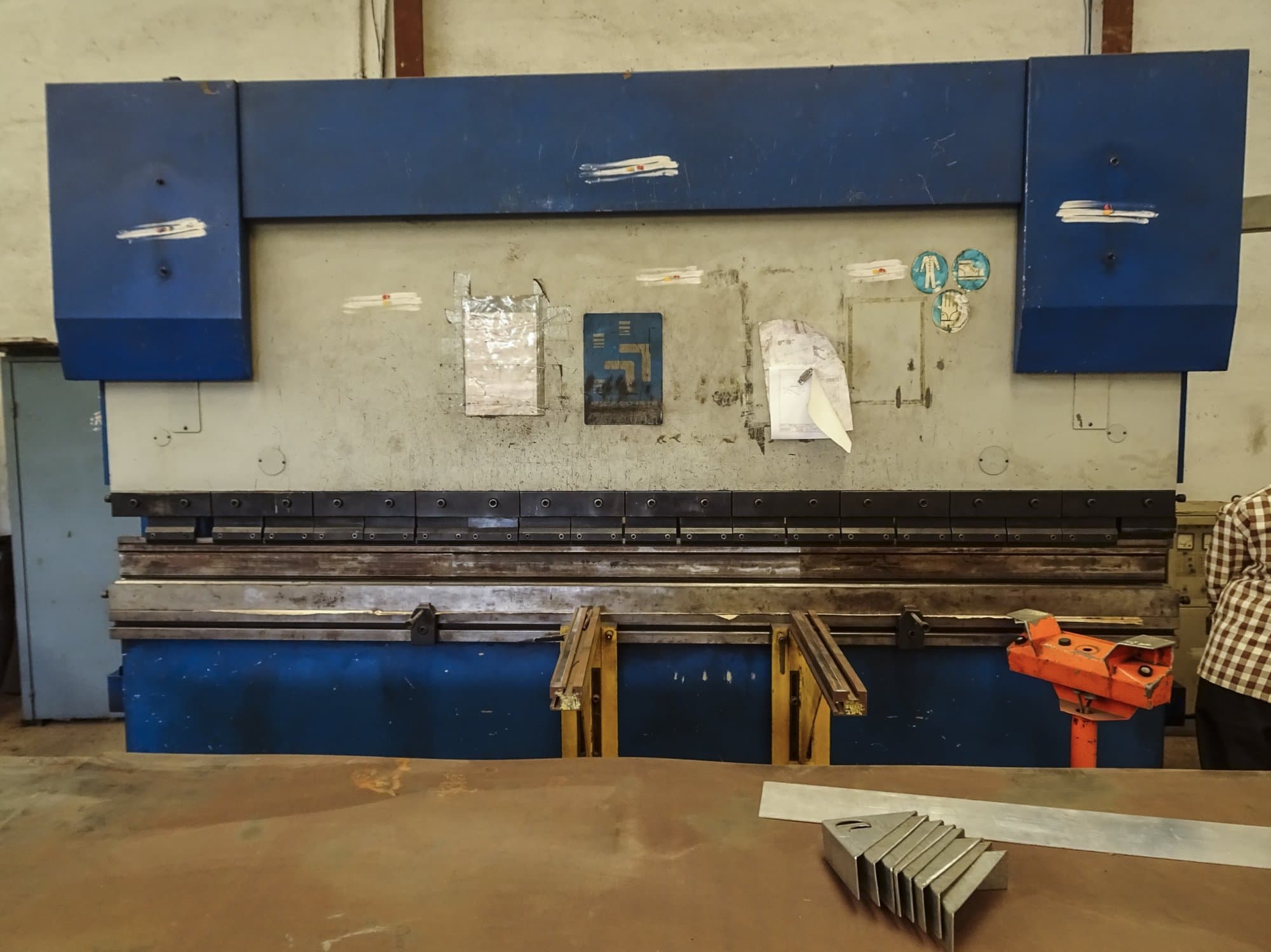 Prikaz  stroja Hindustan Hydraulics EHP 110 sprijeda