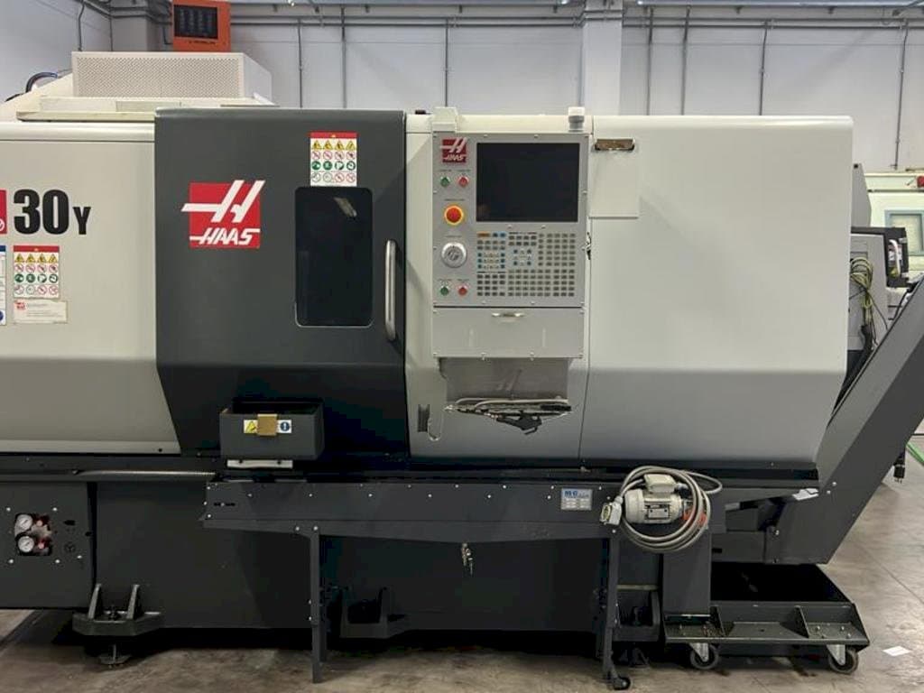 Prikaz stroja HAAS DS30Y sprijeda