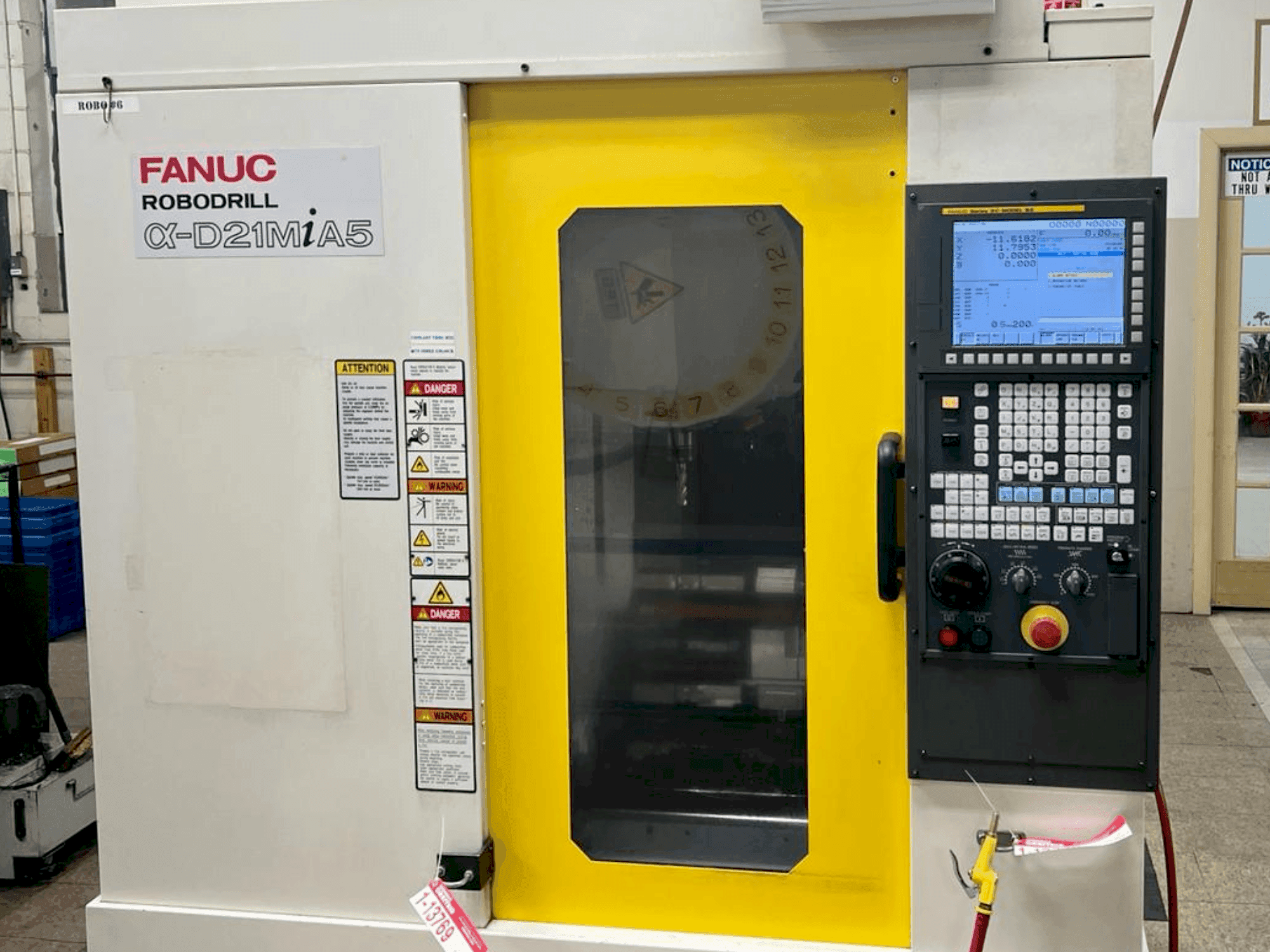 Prikaz stroja FANUC Robodrill D21MiA5 sprijeda