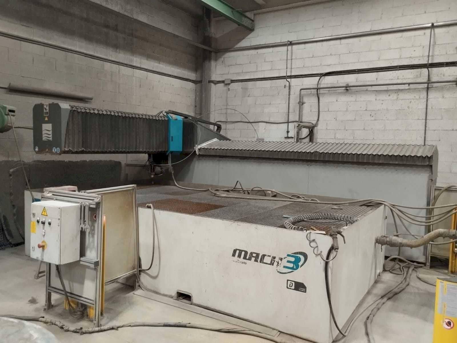 Prikaz stroja Flow Mach3 4020B sprijeda