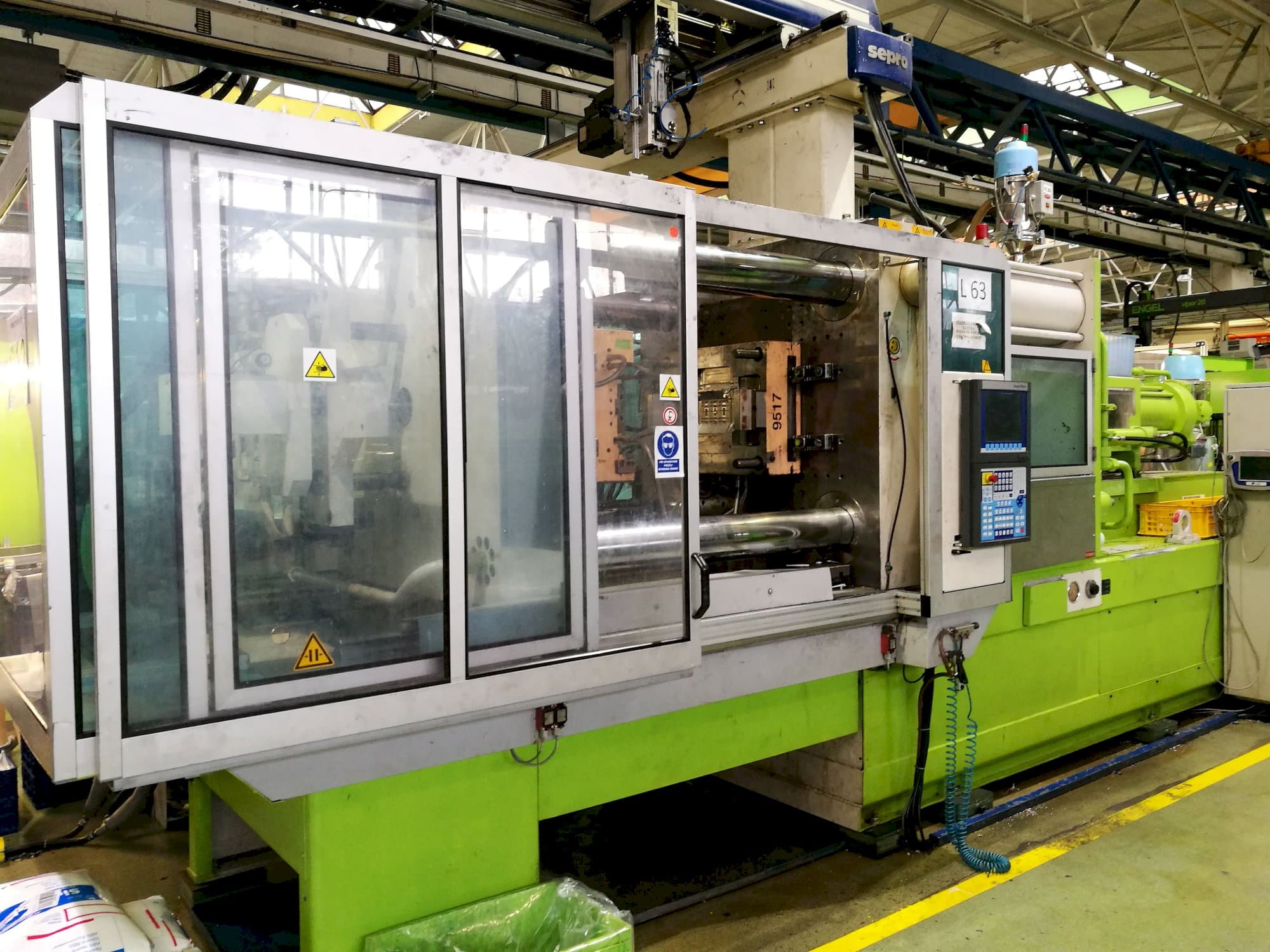 Prikaz stroja Krauss Maffei 420-1900 C2 slijeva