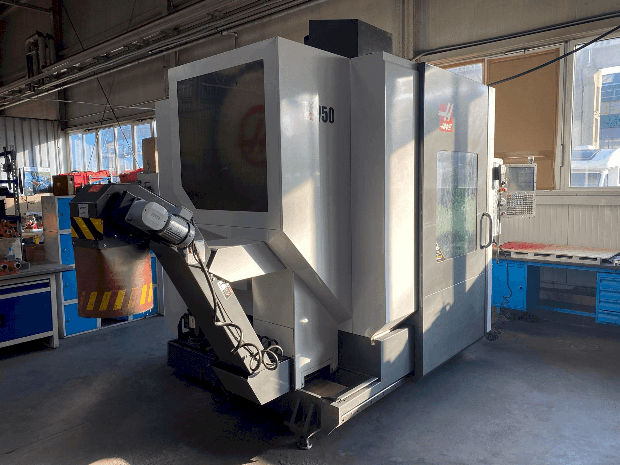 Prikaz stroja HAAS UMC-750 sprijeda