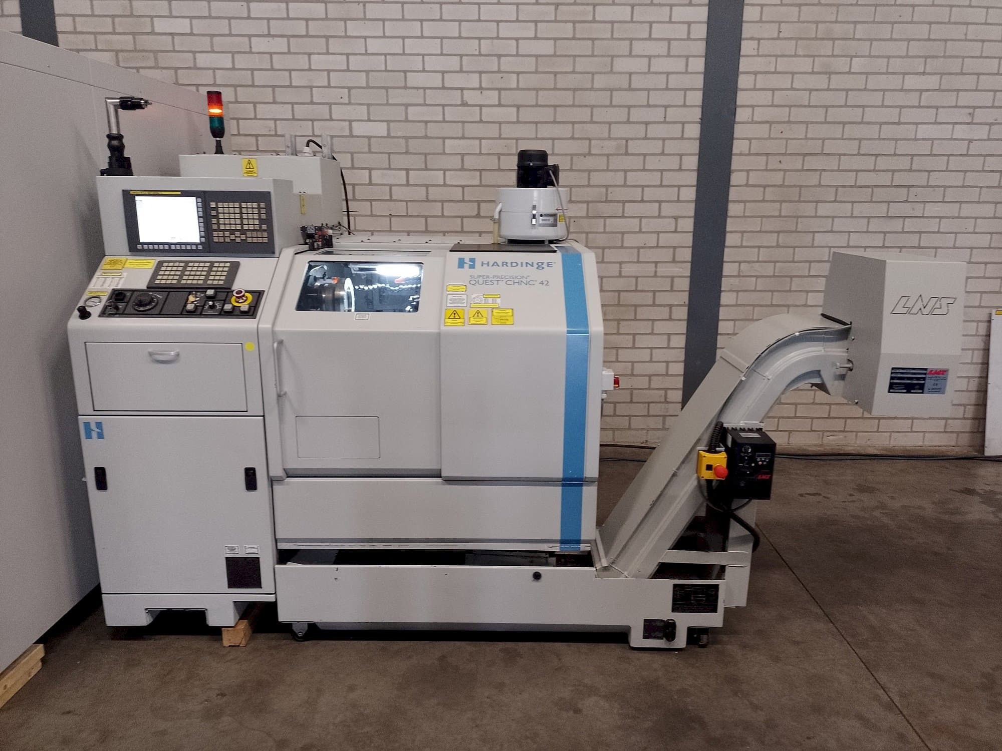 Prikaz stroja HARDINGE Quest chnc 42 sprijeda