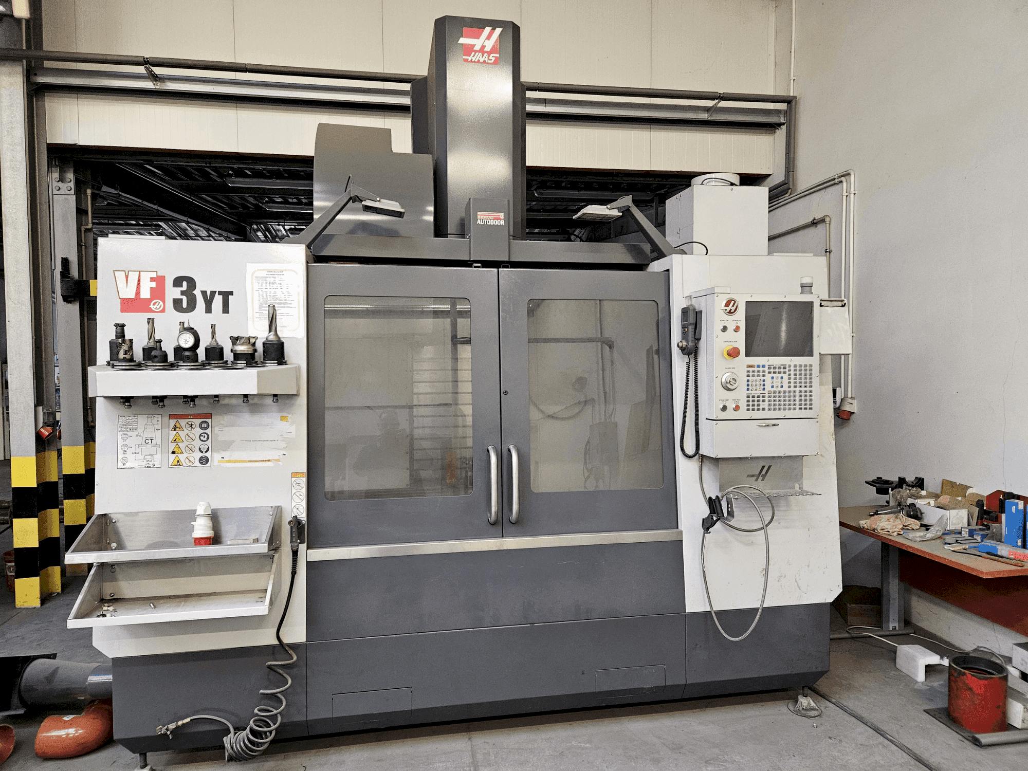 Prikaz stroja HAAS VF-3YT/50 sprijeda