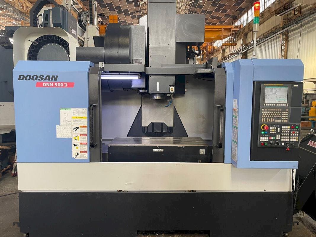 Prikaz  stroja Doosan MYNX DNM 500 II  sprijeda