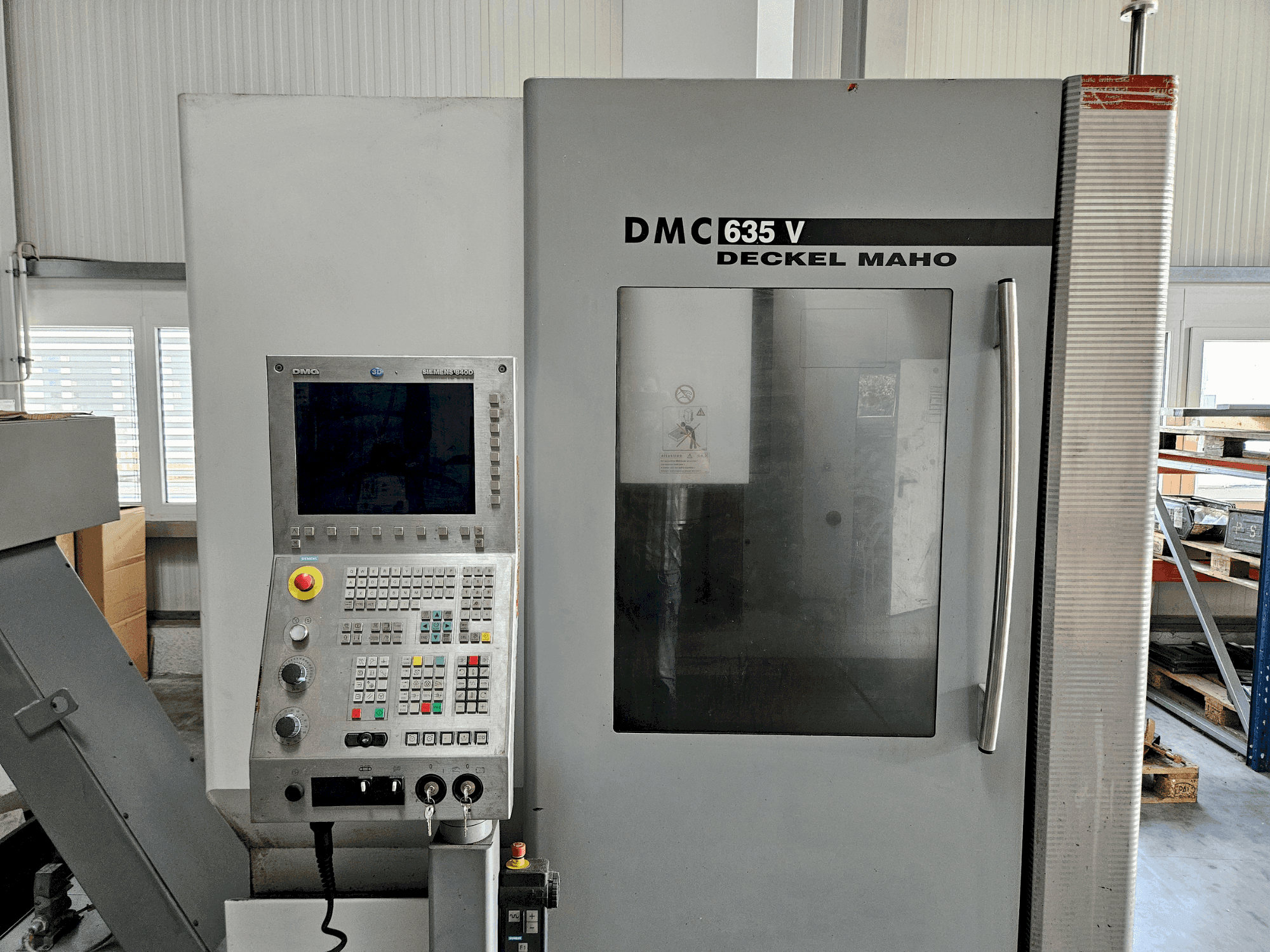 Prikaz stroja DECKEL MAHO DMC 635 V sprijeda