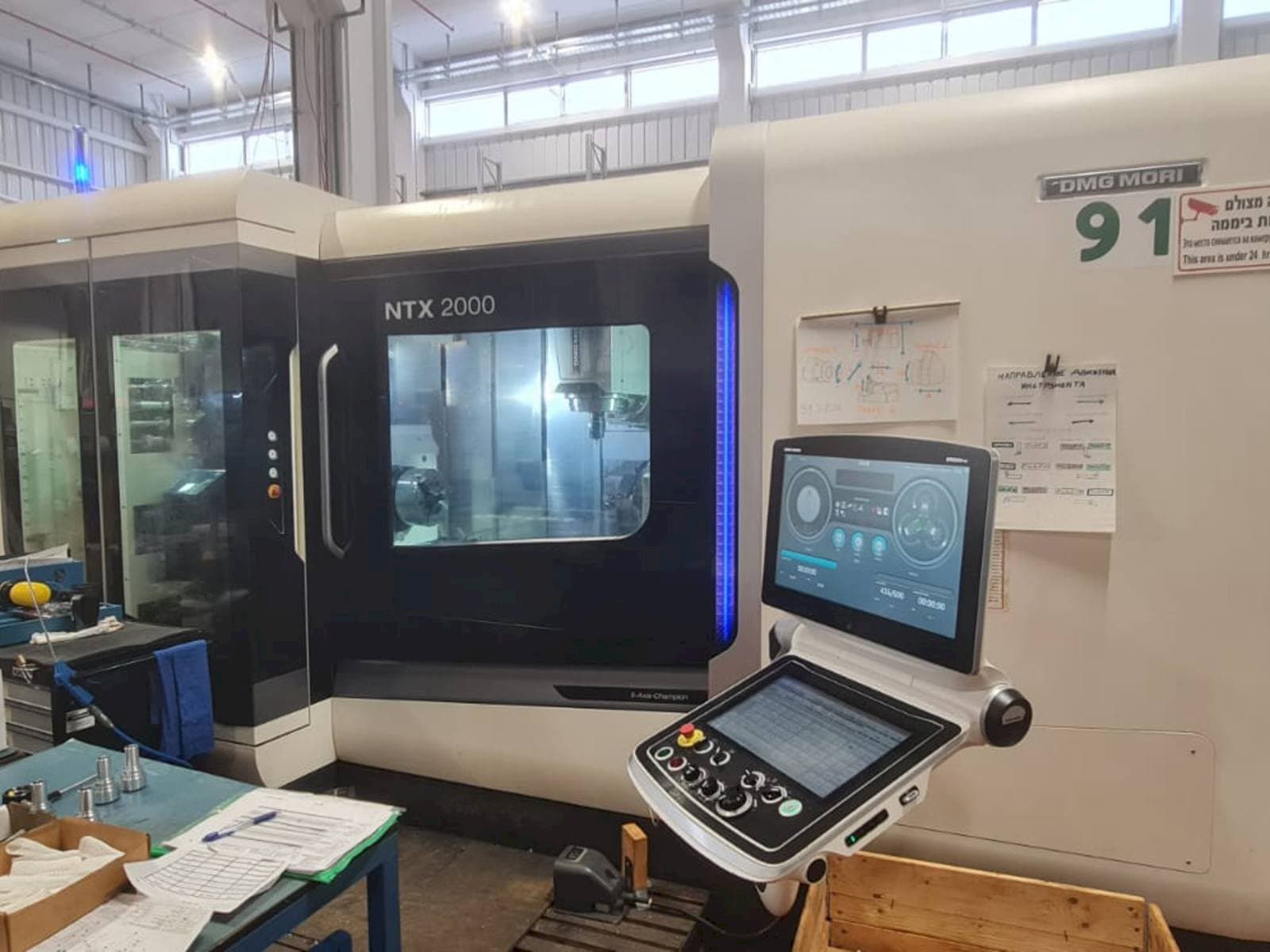 Prikaz stroja DMG MORI NTX 2000 sprijeda