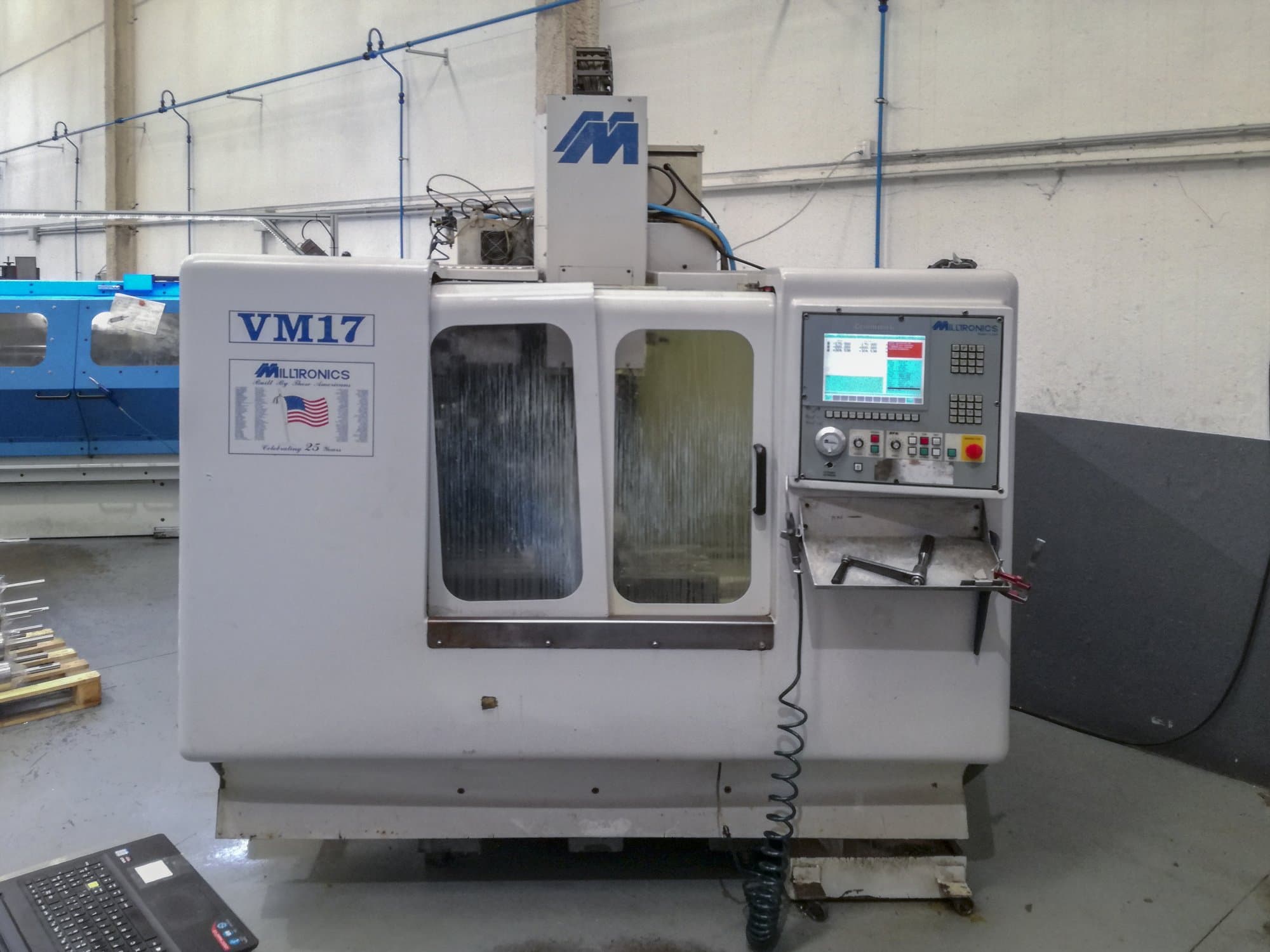 Prikaz stroja MILLTRONICS VM 17 sprijeda