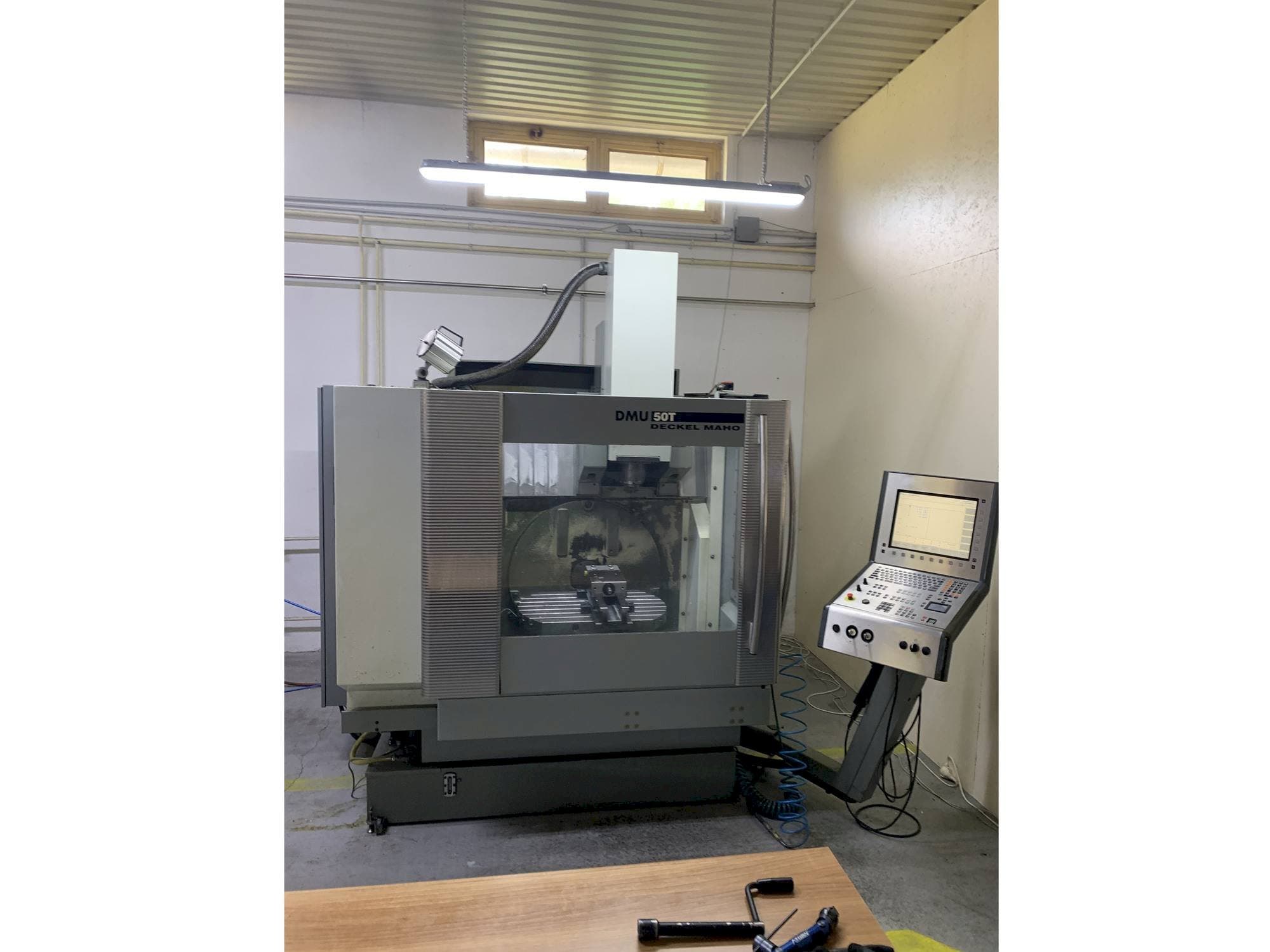 Prikaz stroja DECKEL MAHO DMU 50T sprijeda