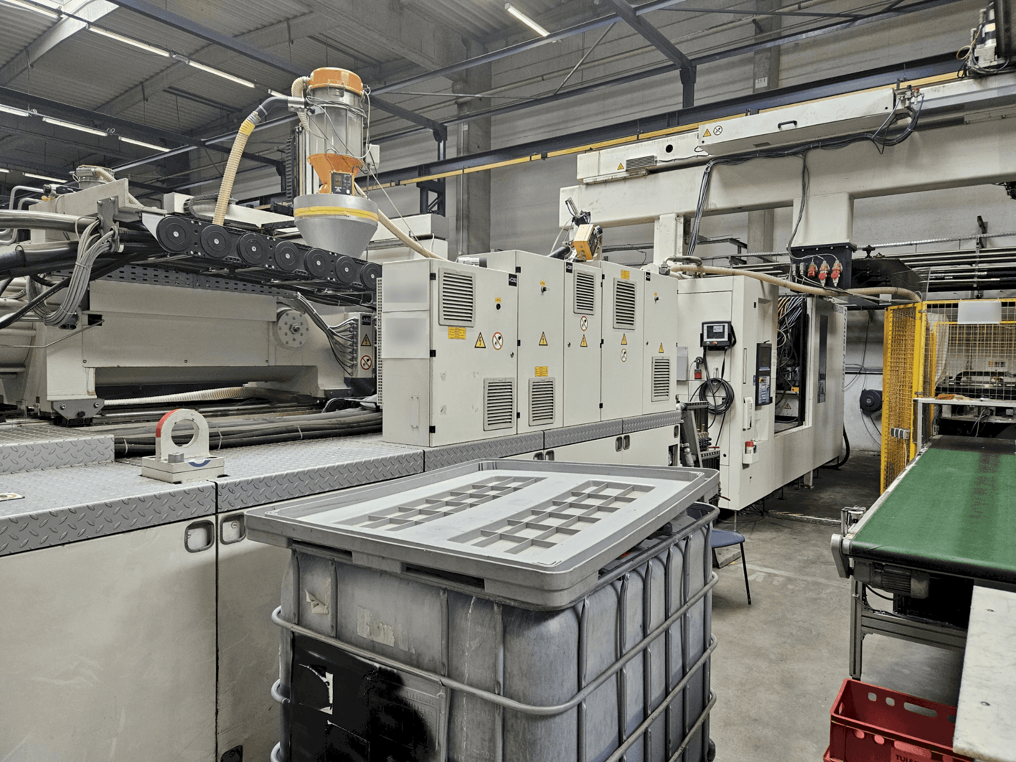 Prikaz stroja Krauss Maffei 850-12000 MX sprijeda