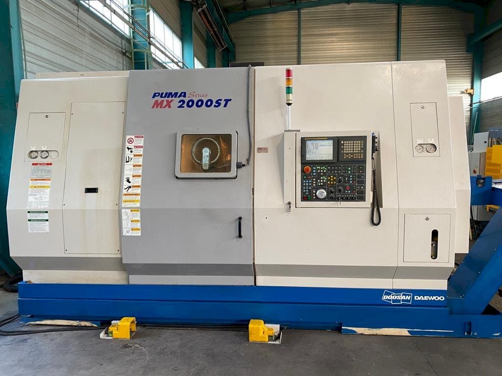 Prikaz stroja Doosan PUMA MX 2000 ST sprijeda