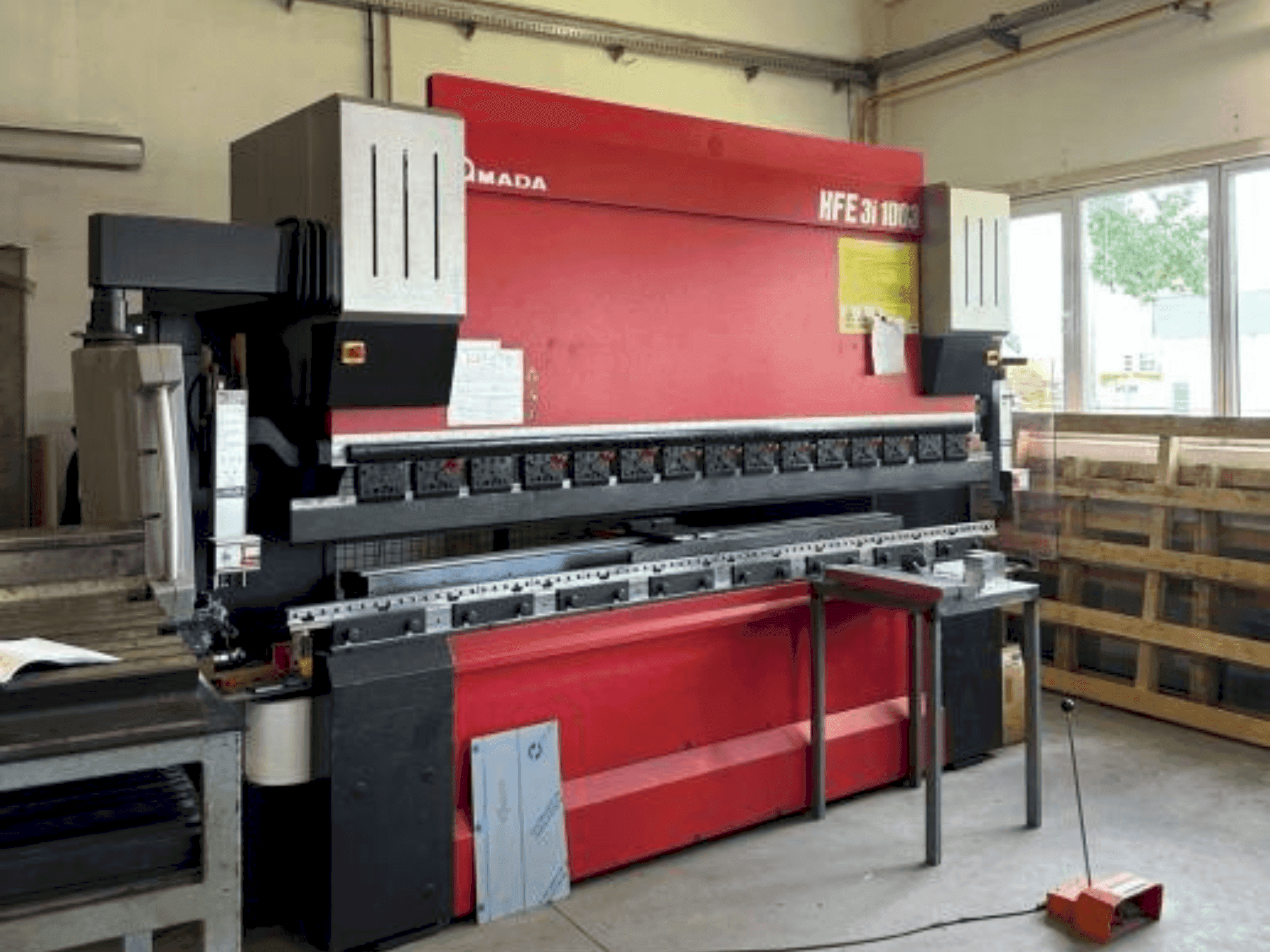 Prikaz stroja AMADA HFE 3i 1003 sprijeda
