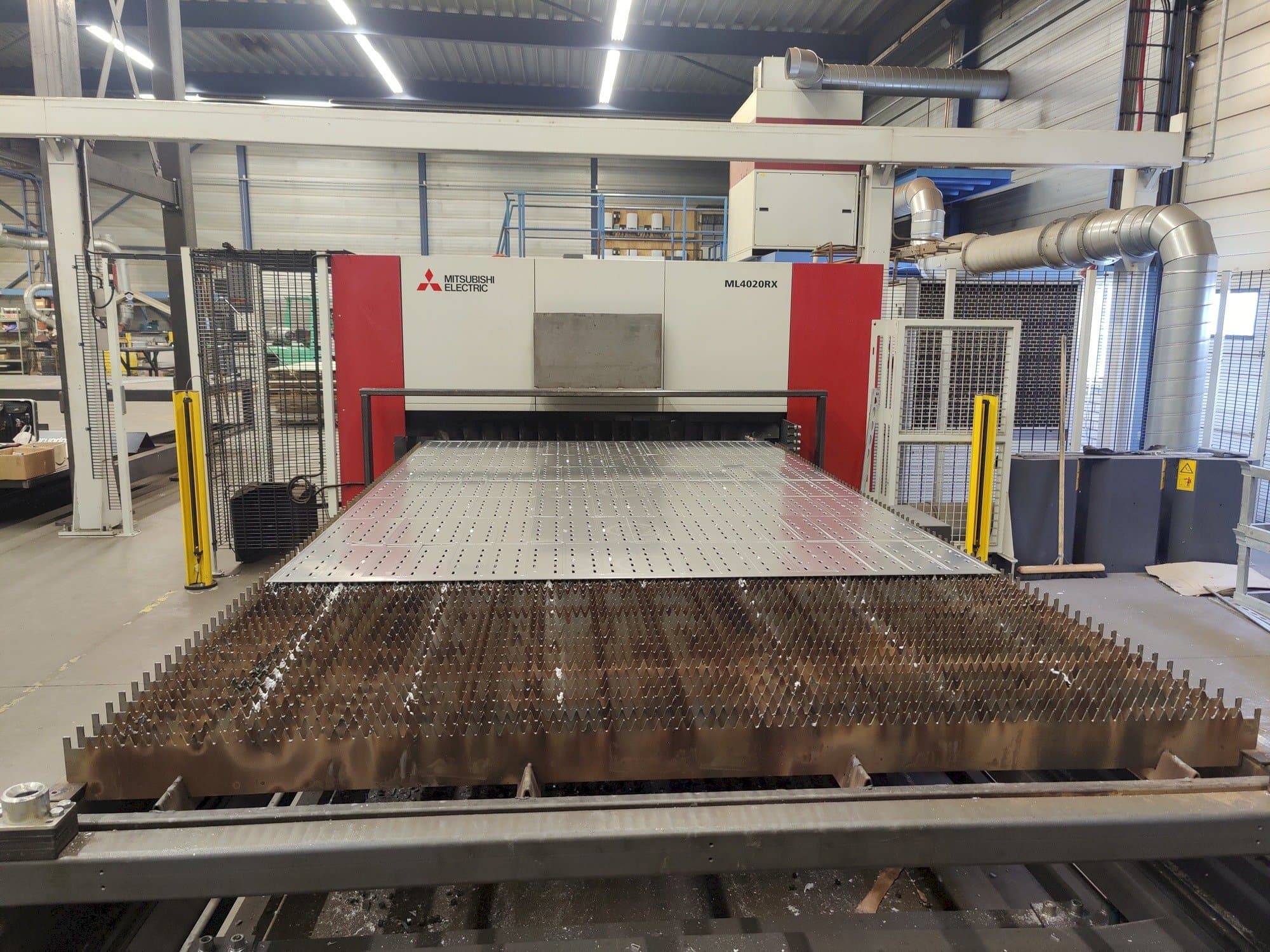 Prikaz stroja Mitsubishi ML4020RX-F60 6,0kW CO2 sprijeda