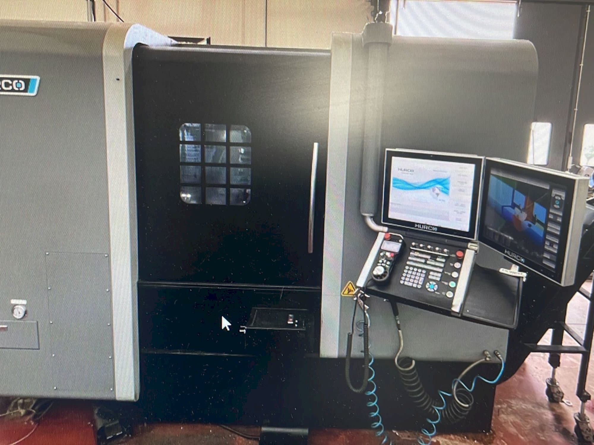 Prikaz stroja Hurco TMX8MYSi sprijeda