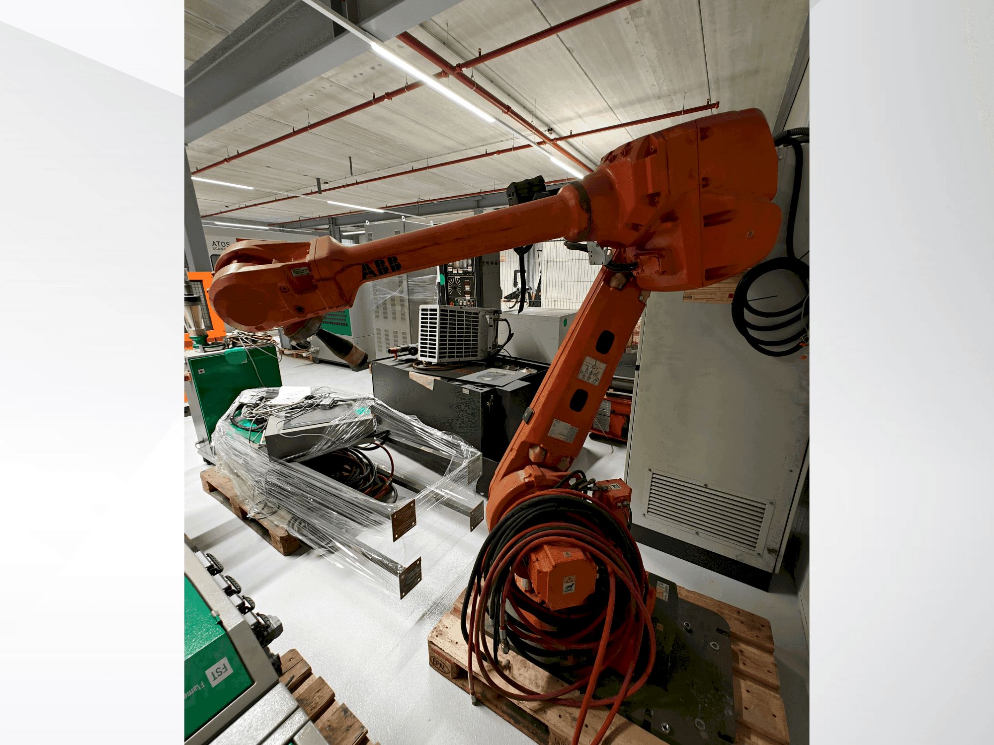 Prikaz  stroja ABB IRB 4600  sprijeda