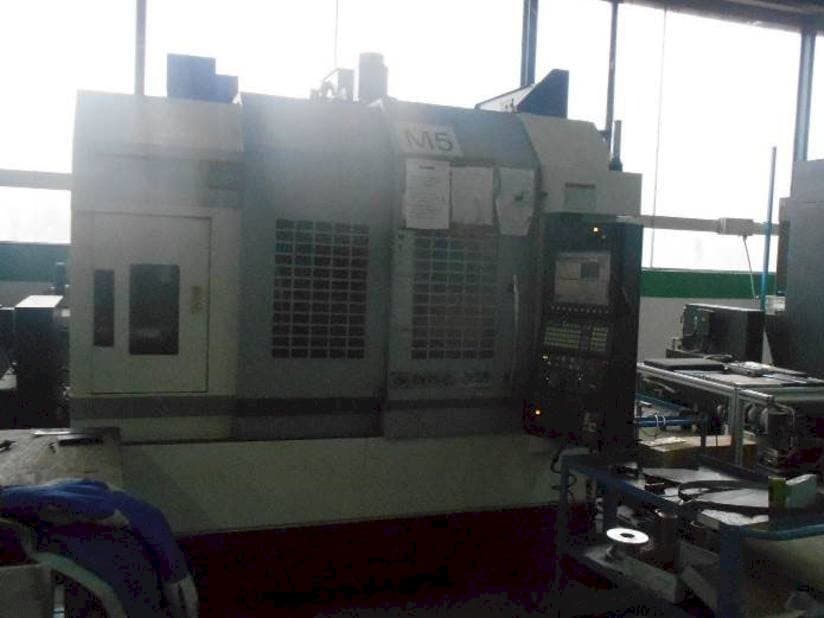 Prikaz stroja Okuma GENOS M560R-V sprijeda