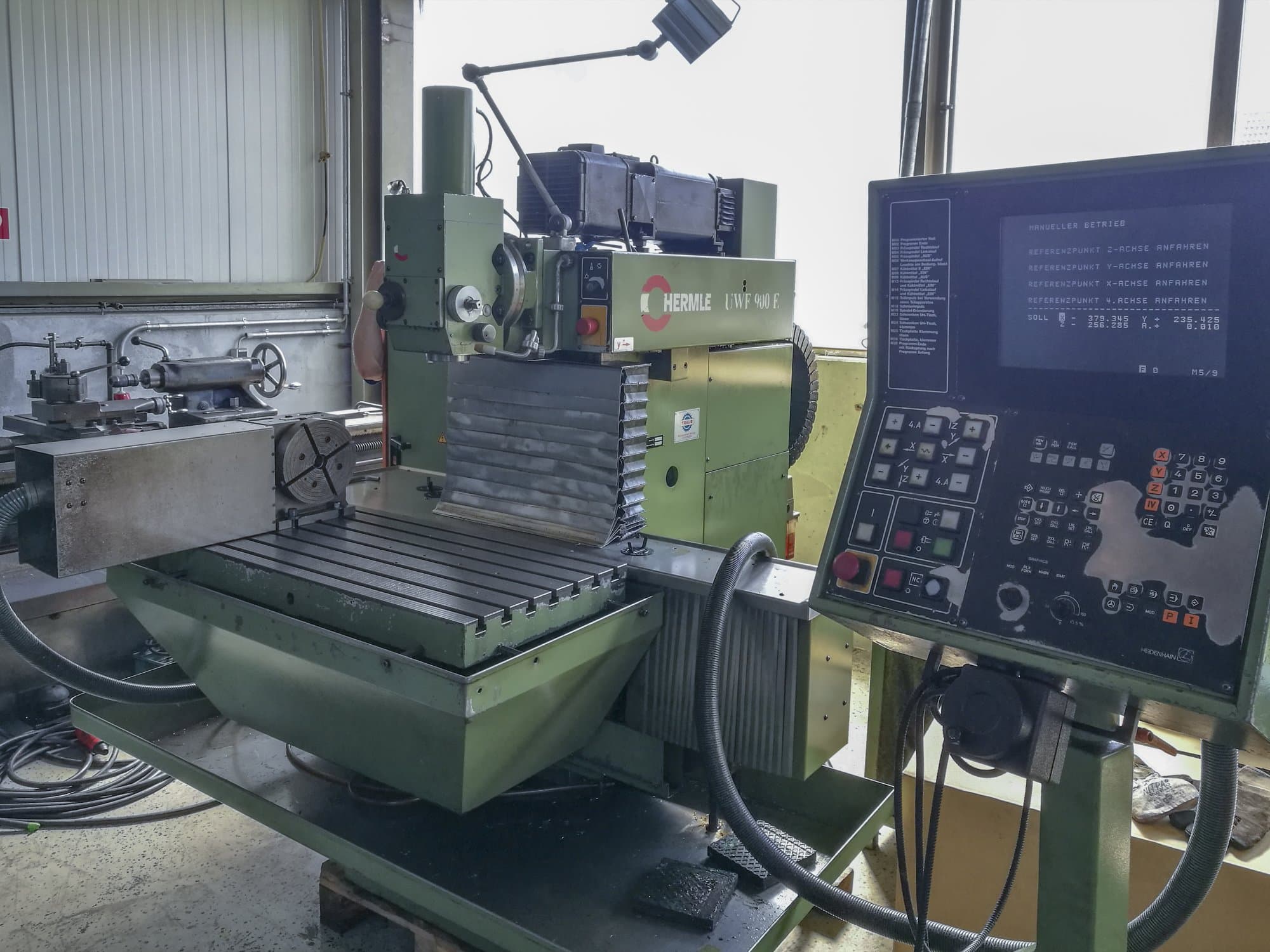 Prikaz 1 stroja HERMLE UWF 900 E zdesna