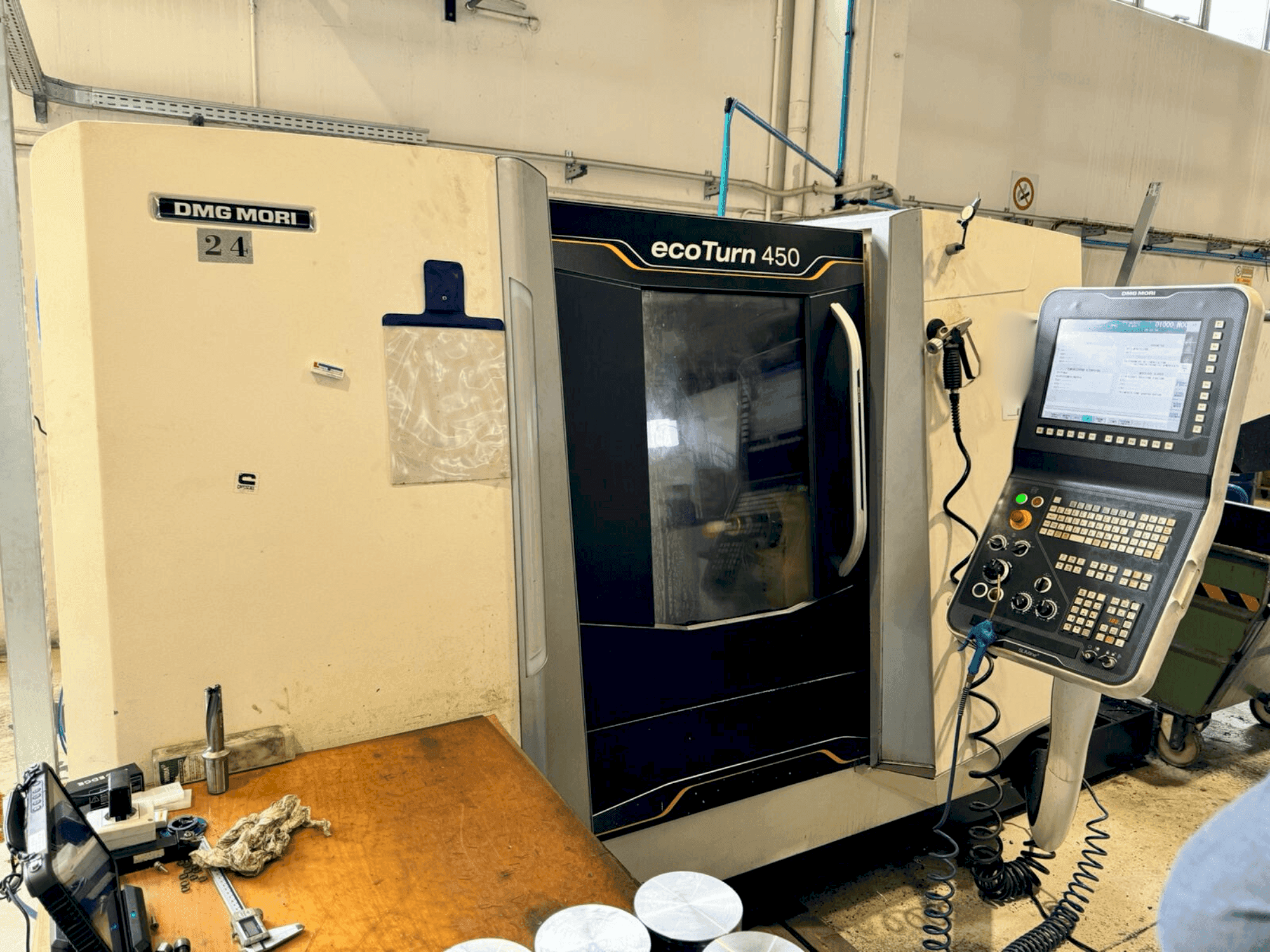 Prikaz stroja DMG MORI EcoTurn 450 V3 sprijeda