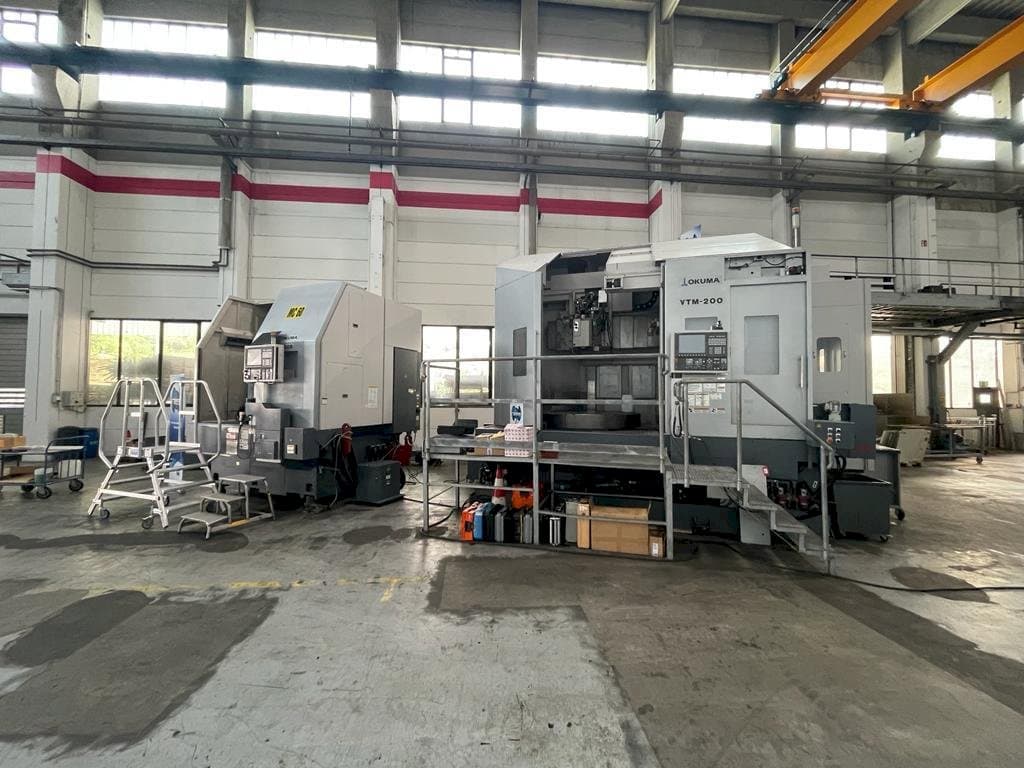 Prikaz stroja Okuma VTM-200 1ST sprijeda