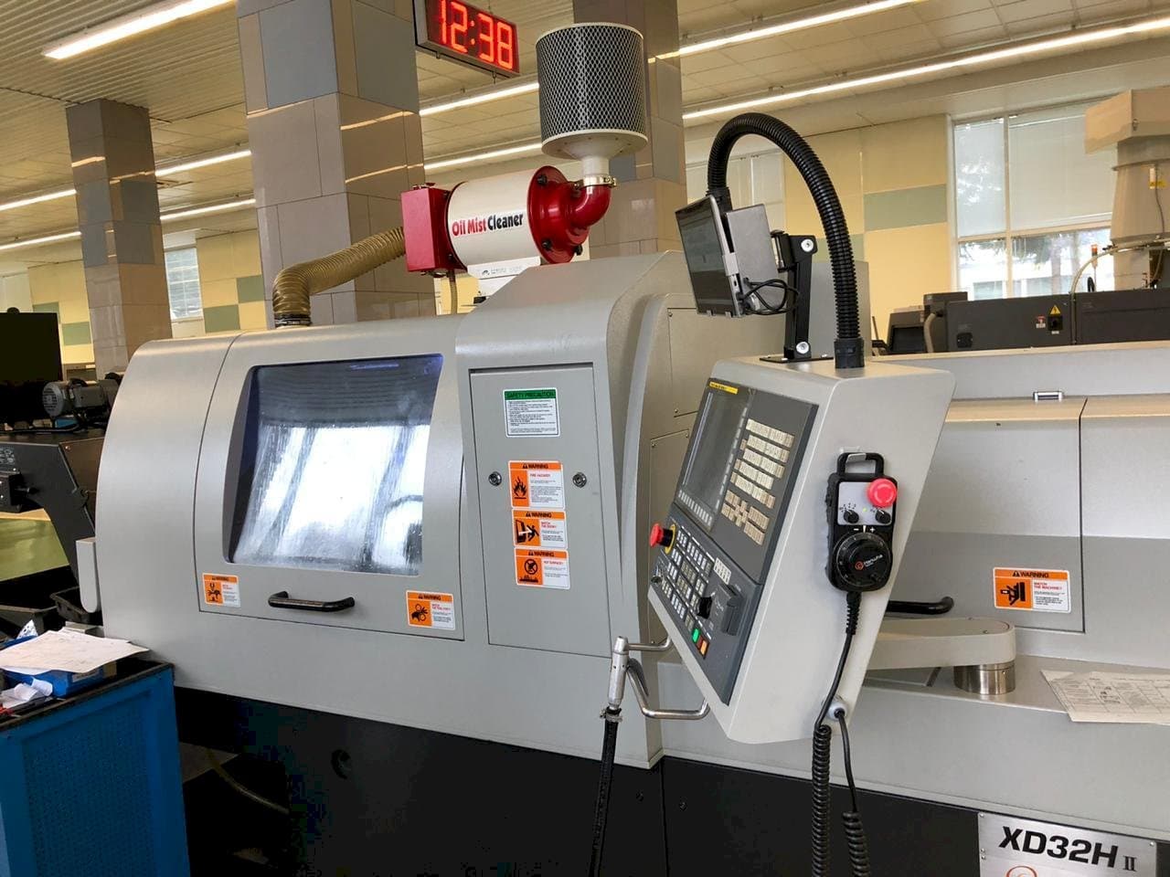 Prikaz stroja Hanwha XD32H II sprijeda