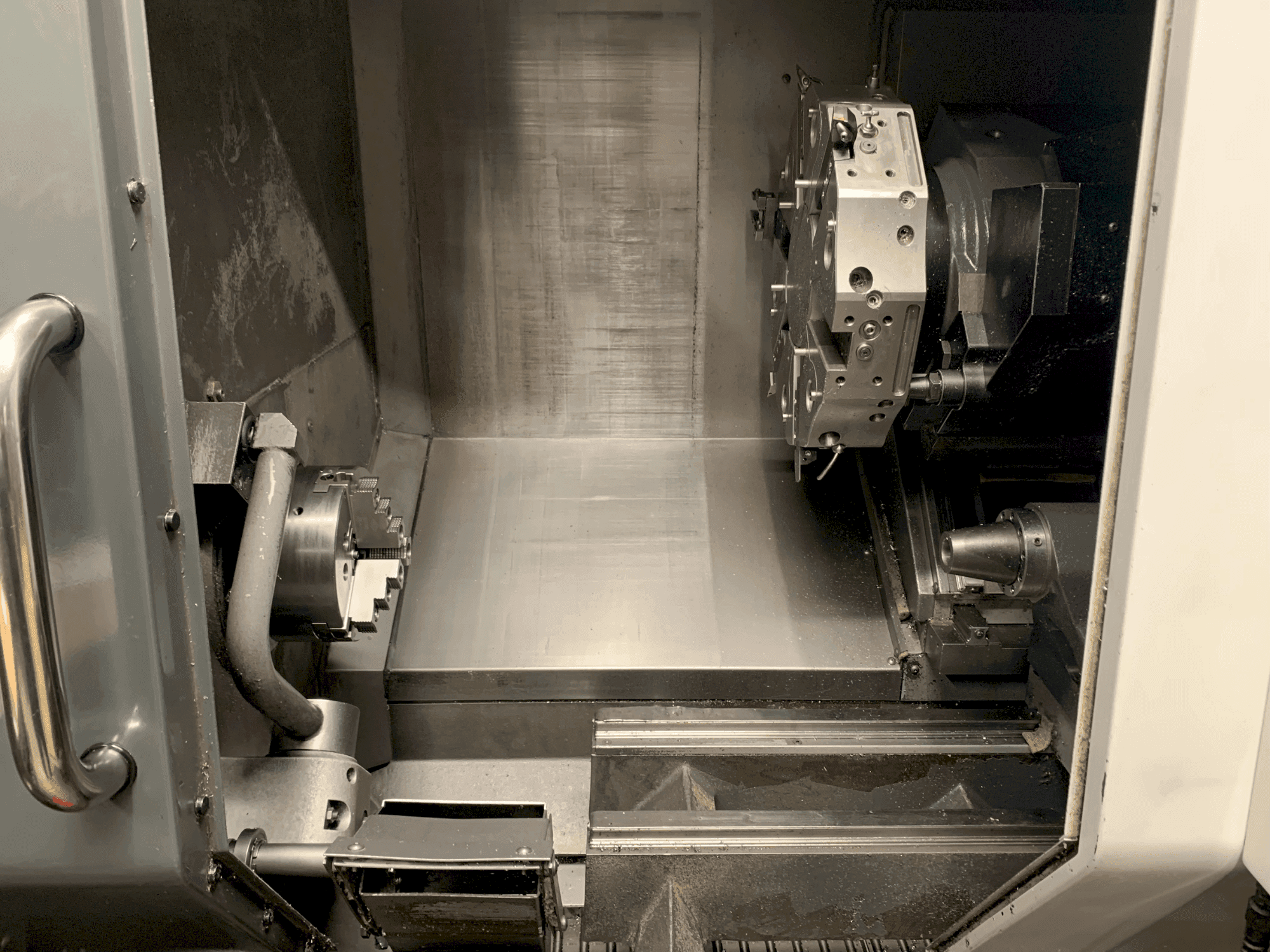 Prikaz stroja HAAS ST-20Y sprijeda