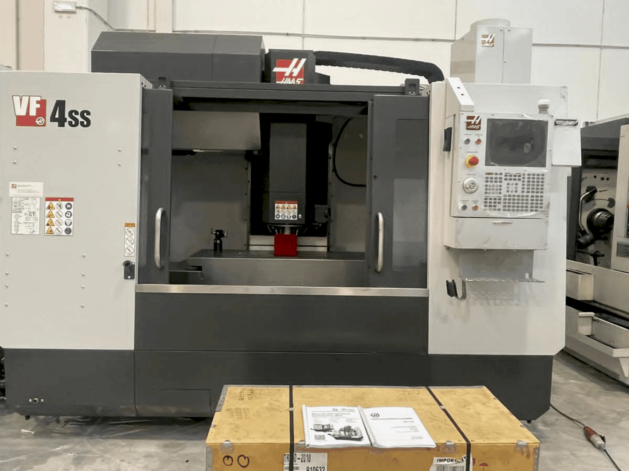 Prikaz stroja HAAS VF4SS (2019) sprijeda
