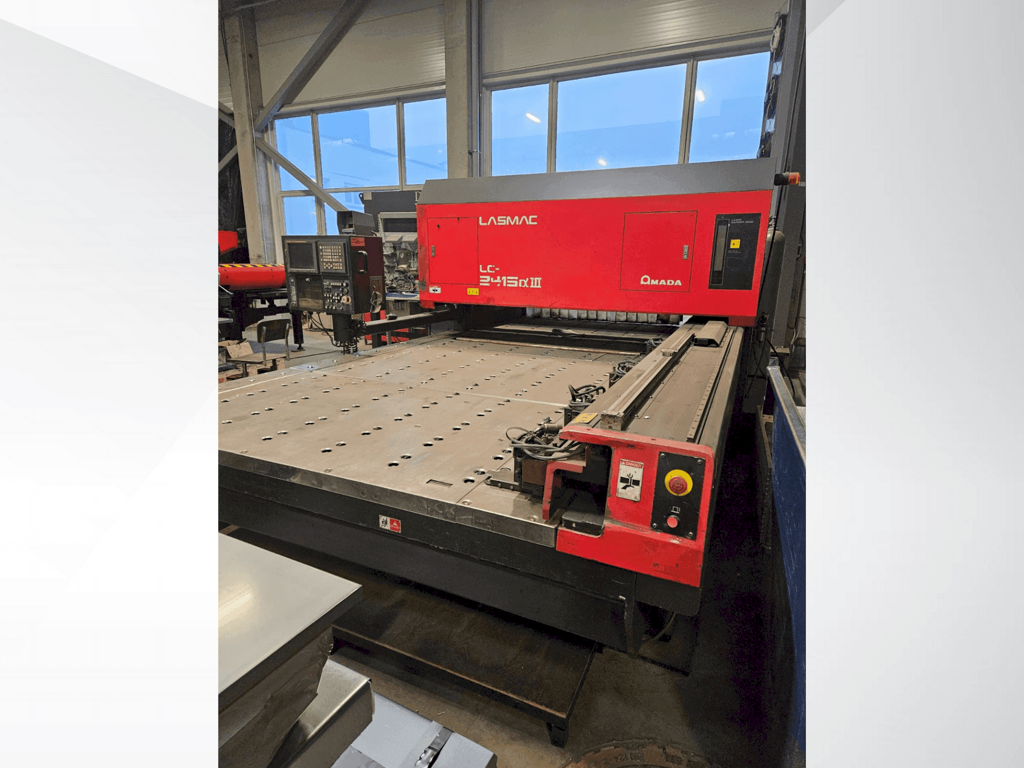 Prikaz stroja AMADA LC 2415 A3 sprijeda