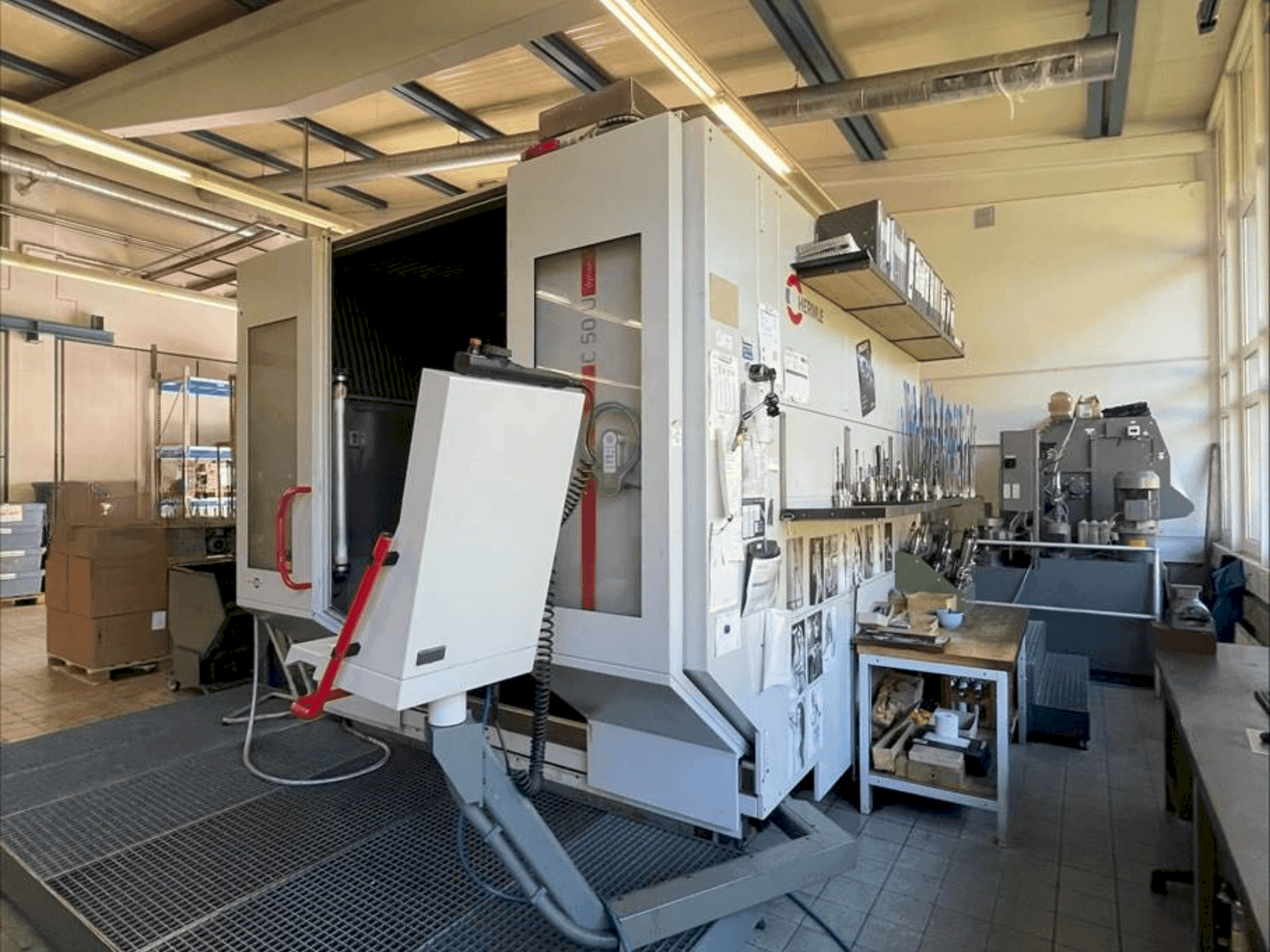 Prikaz  stroja HERMLE C50U  sprijeda