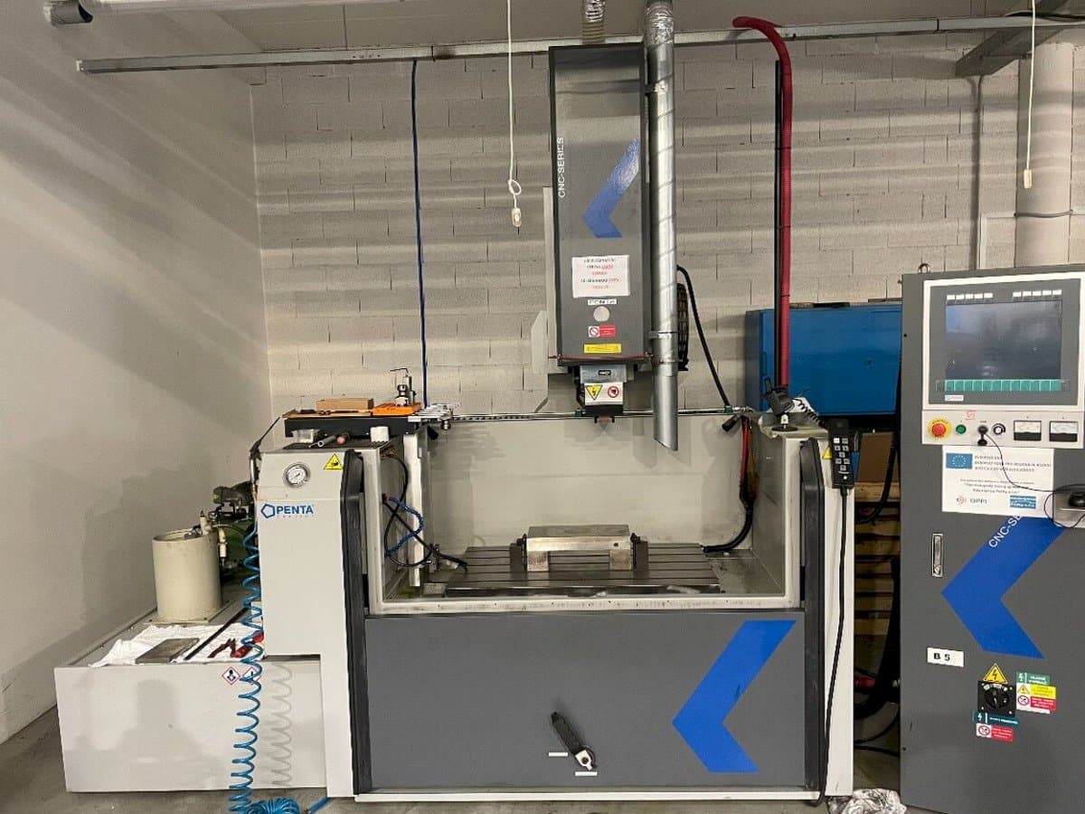 Prikaz stroja PENTA 650G CNC sprijeda