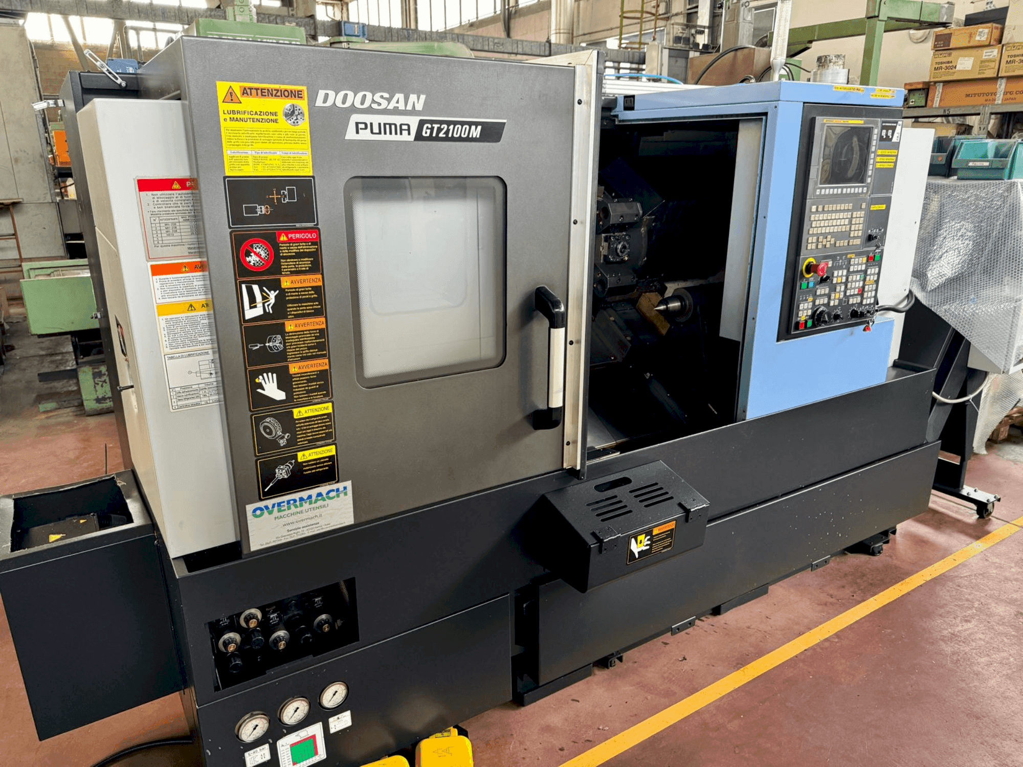 Prikaz stroja DOOSAN PUMA GT 2100M sprijeda