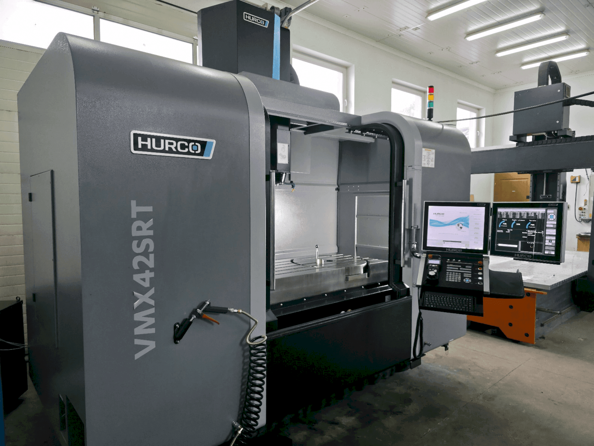 Prikaz  stroja Hurco VMX 42SRTi  sprijeda