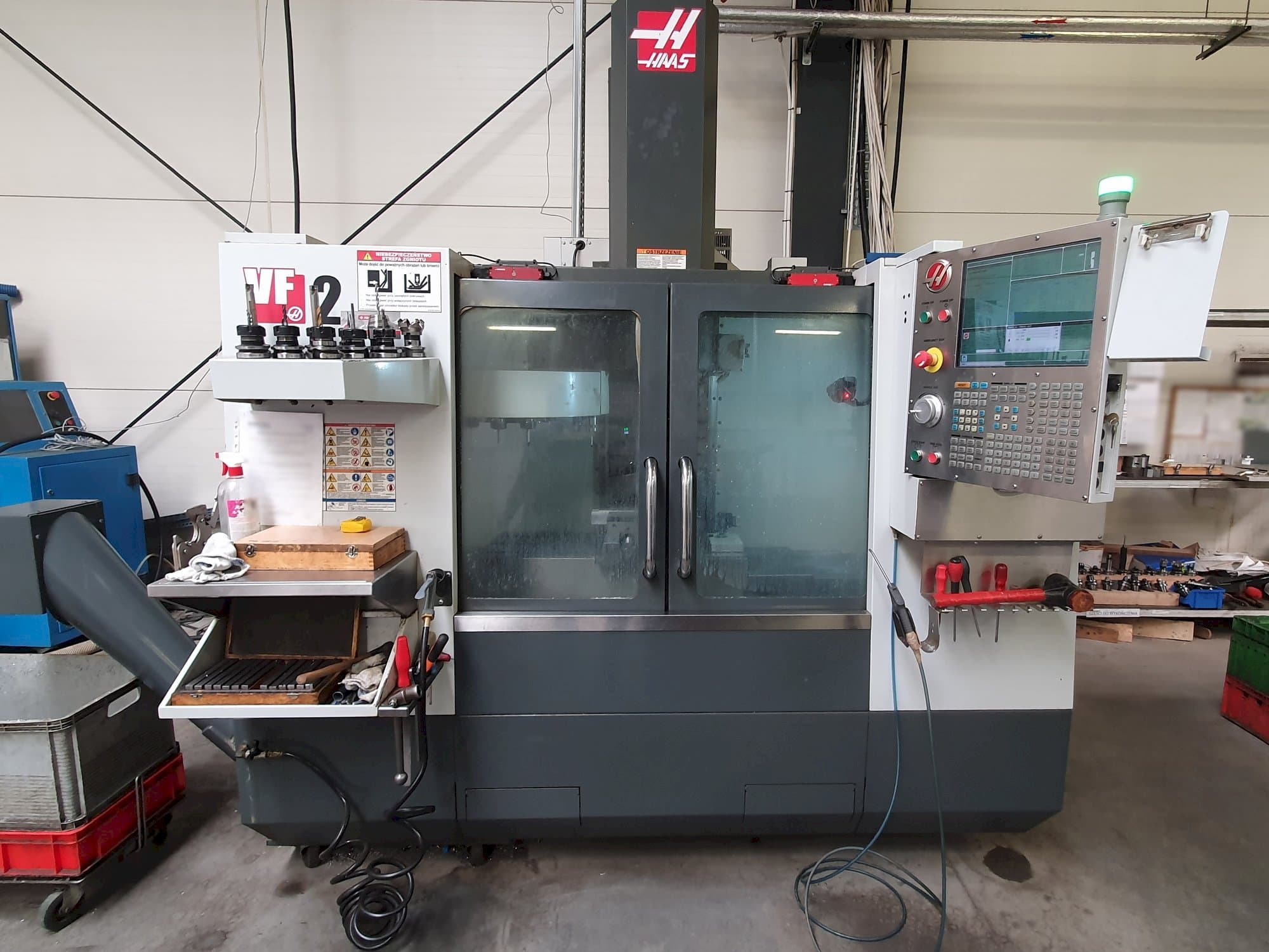 Prikaz stroja HAAS VF-2 sprijeda