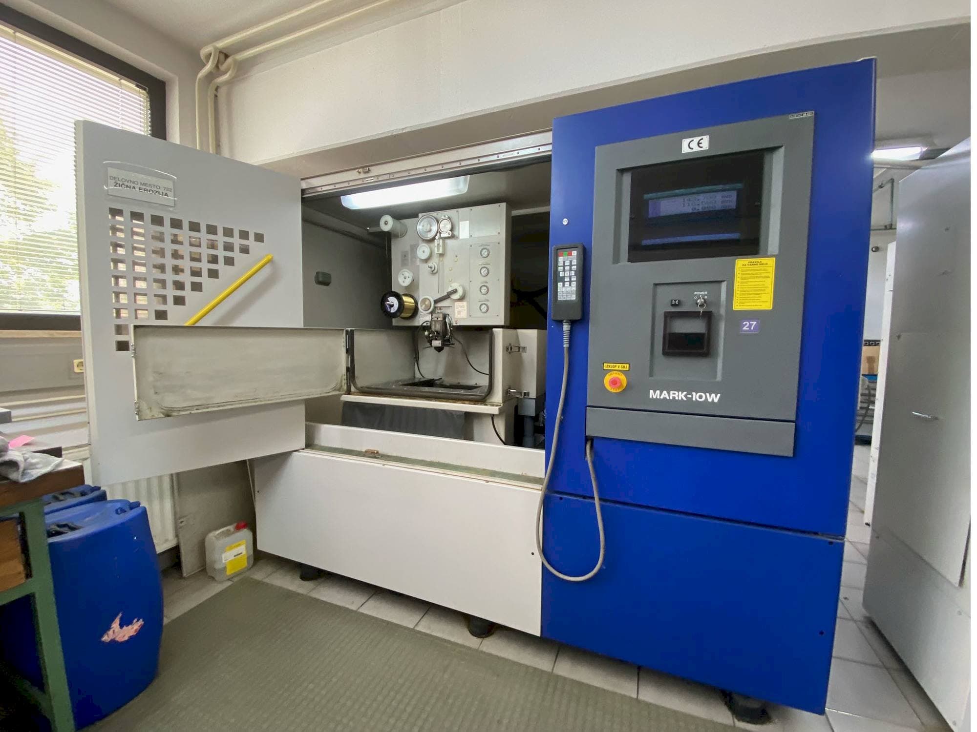 Prikaz  stroja Hitachi 254Y  sprijeda