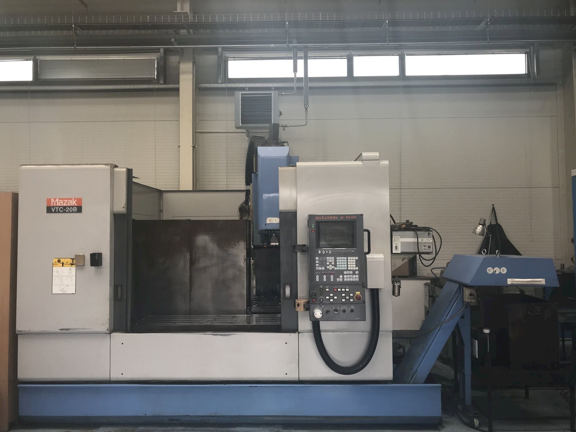 Prikaz  stroja Mazak VTC-20B  sprijeda