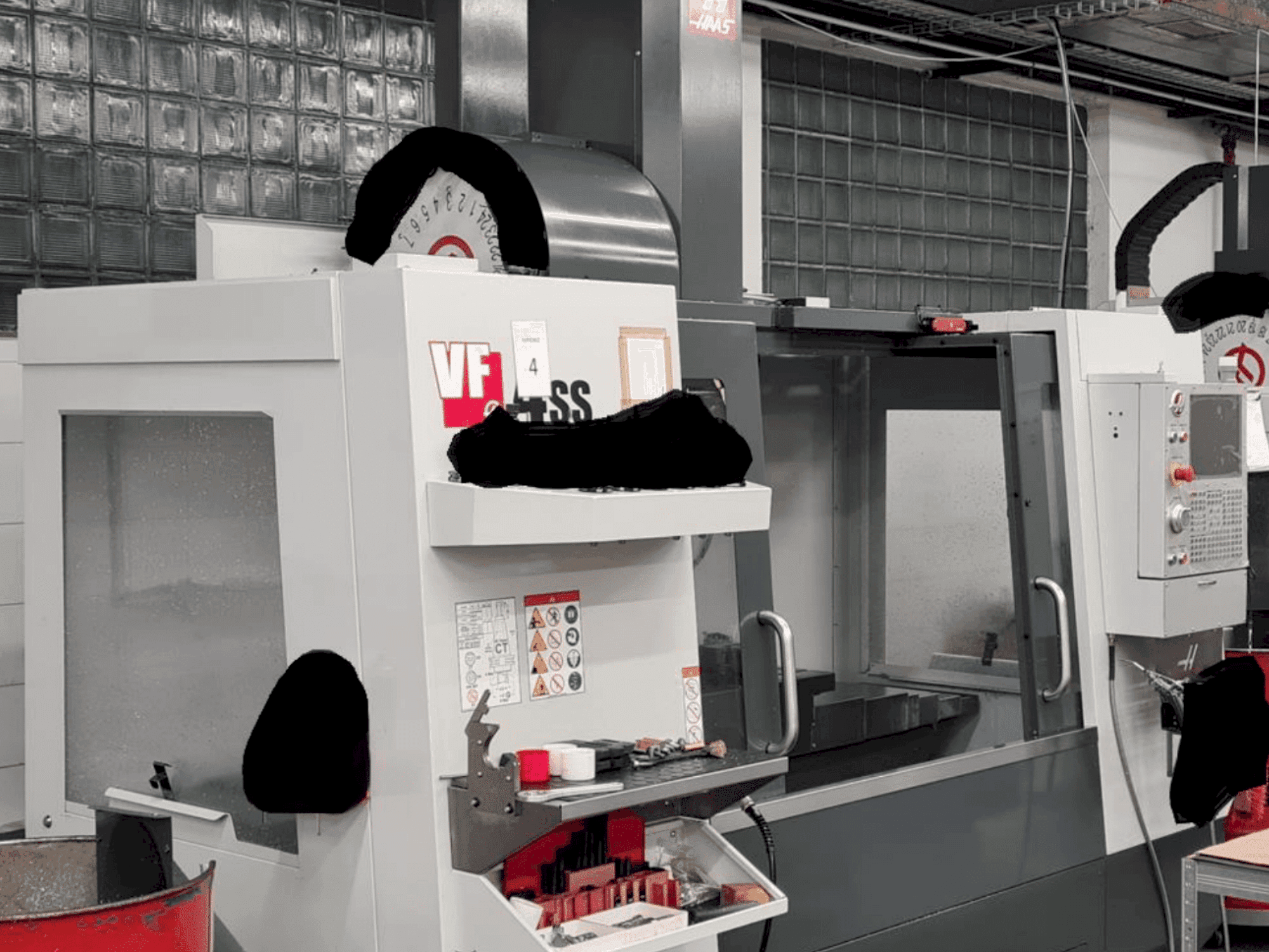 Prikaz stroja HAAS VF-4SS sprijeda