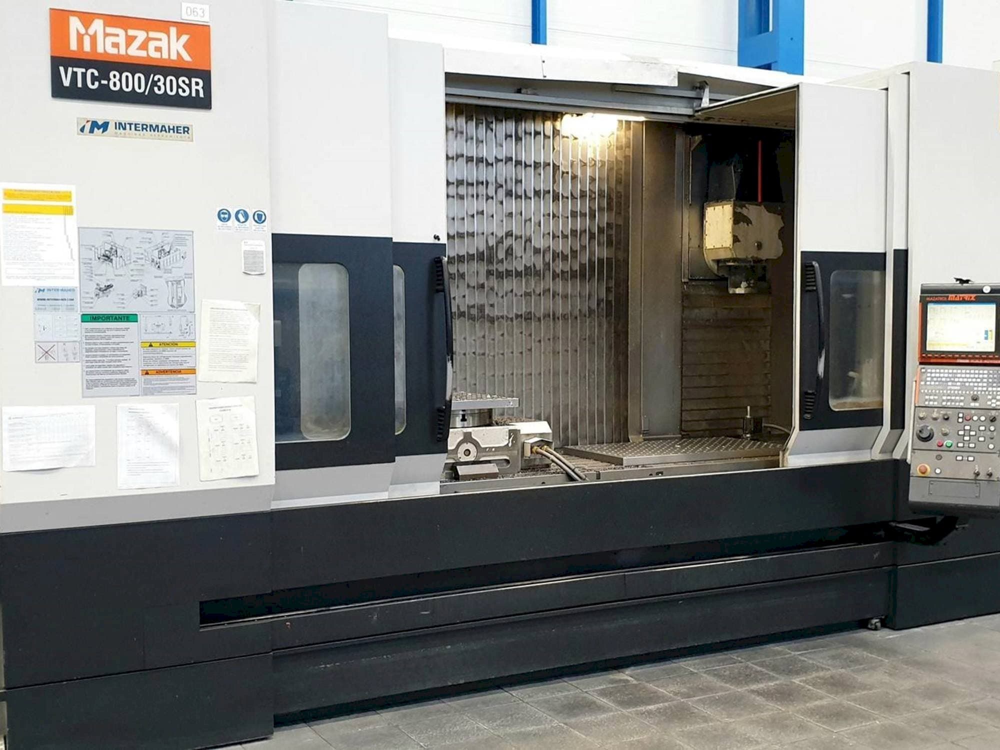 Prikaz stroja Mazak VTC-800/30SR sprijeda