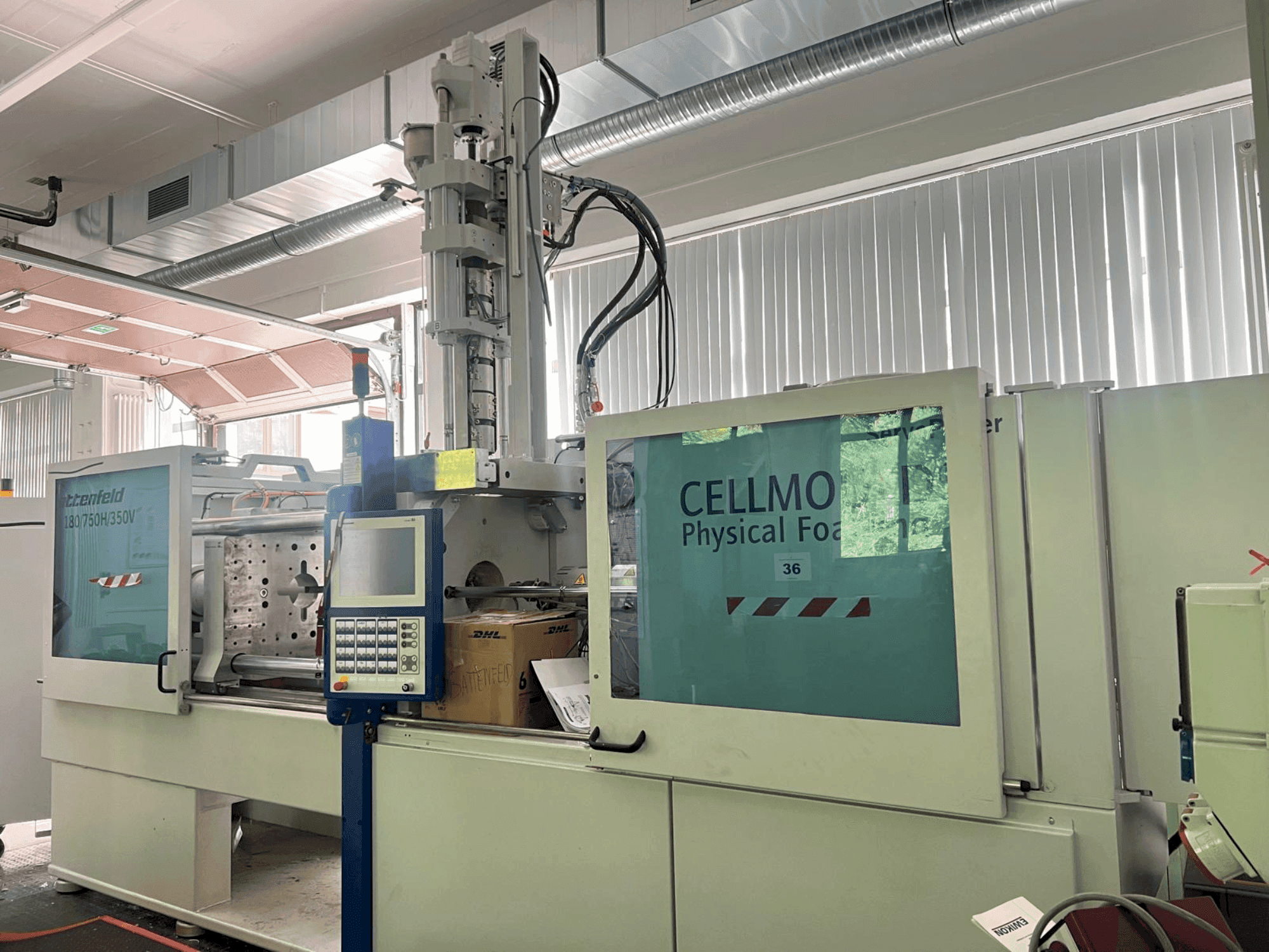 Prikaz  stroja WITTMANN Battenfeld HM 180/750H/350V  sprijeda