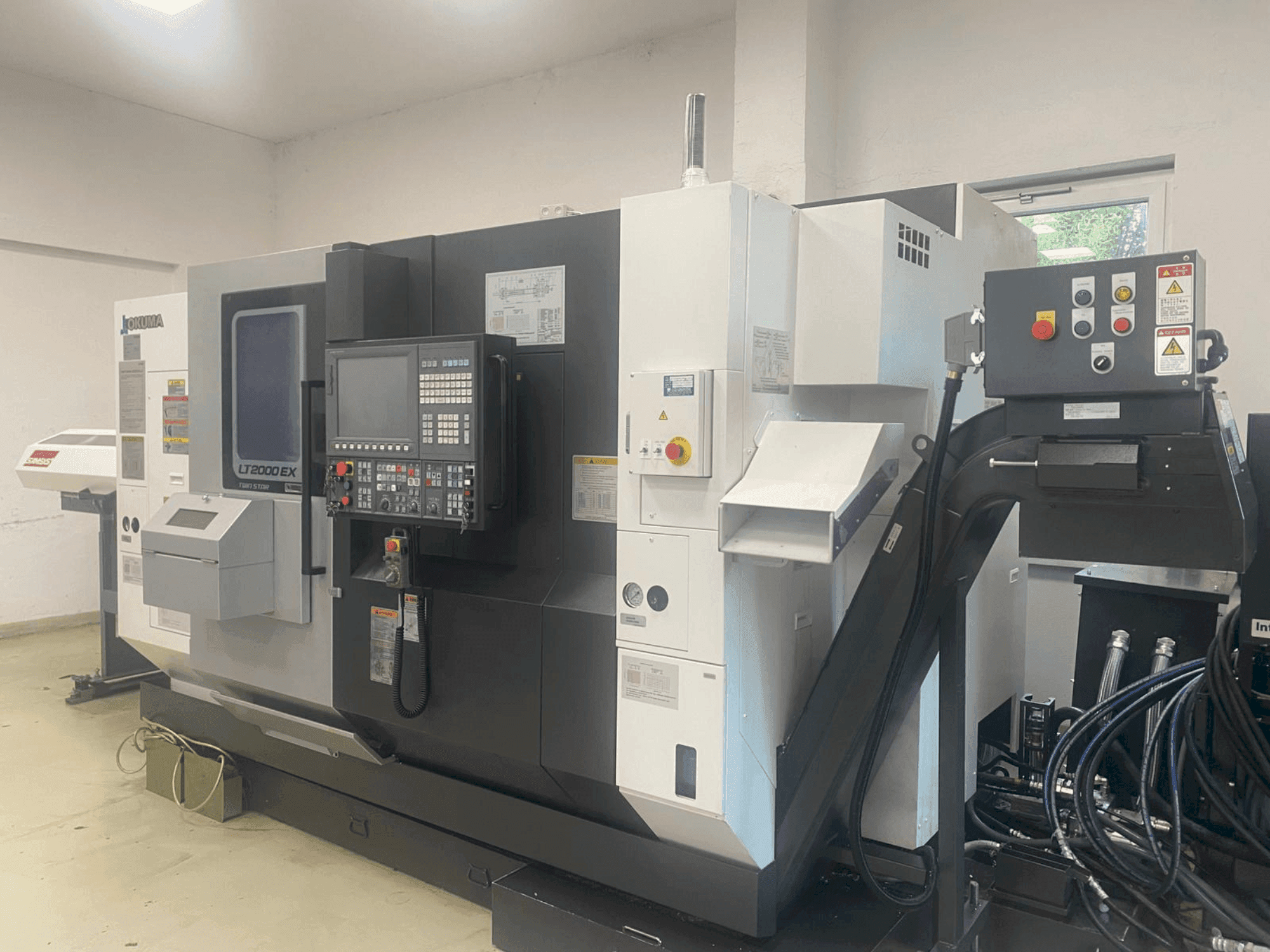 Prikaz stroja Okuma LT2000-2T1MY sprijeda