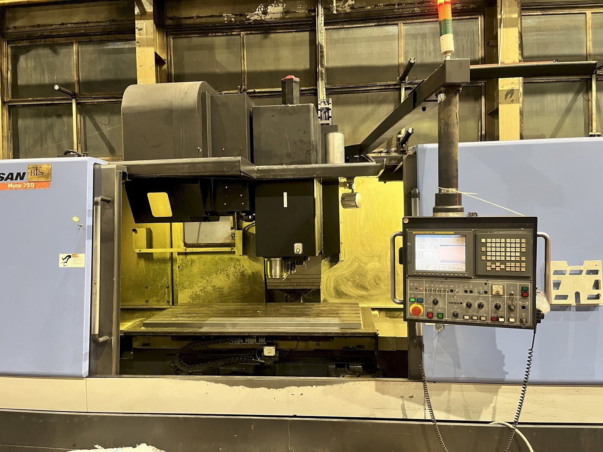 Prikaz stroja Doosan MYNX 750 sprijeda