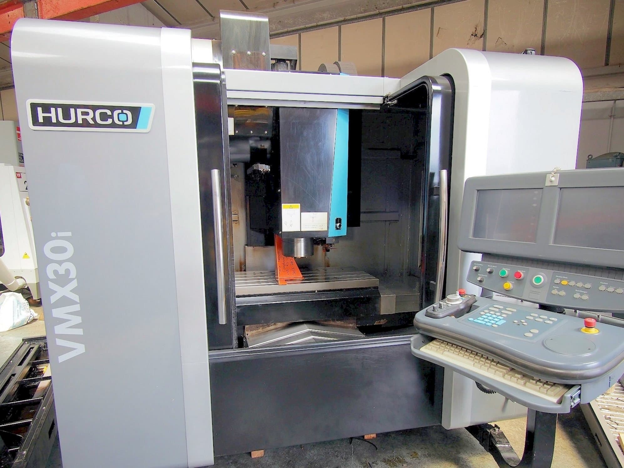 Prikaz stroja Hurco VMX 30i sprijeda
