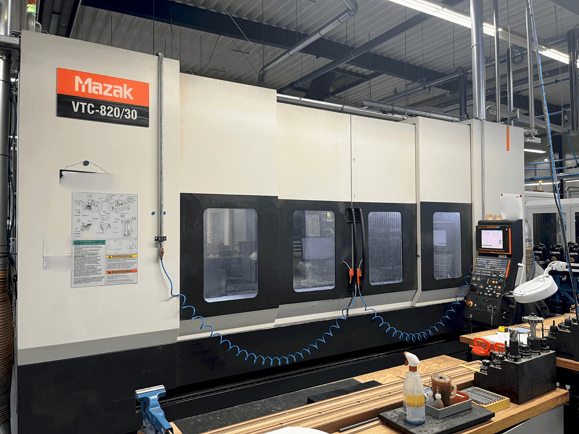 Prikaz stroja Mazak VTC-820/30 sprijeda