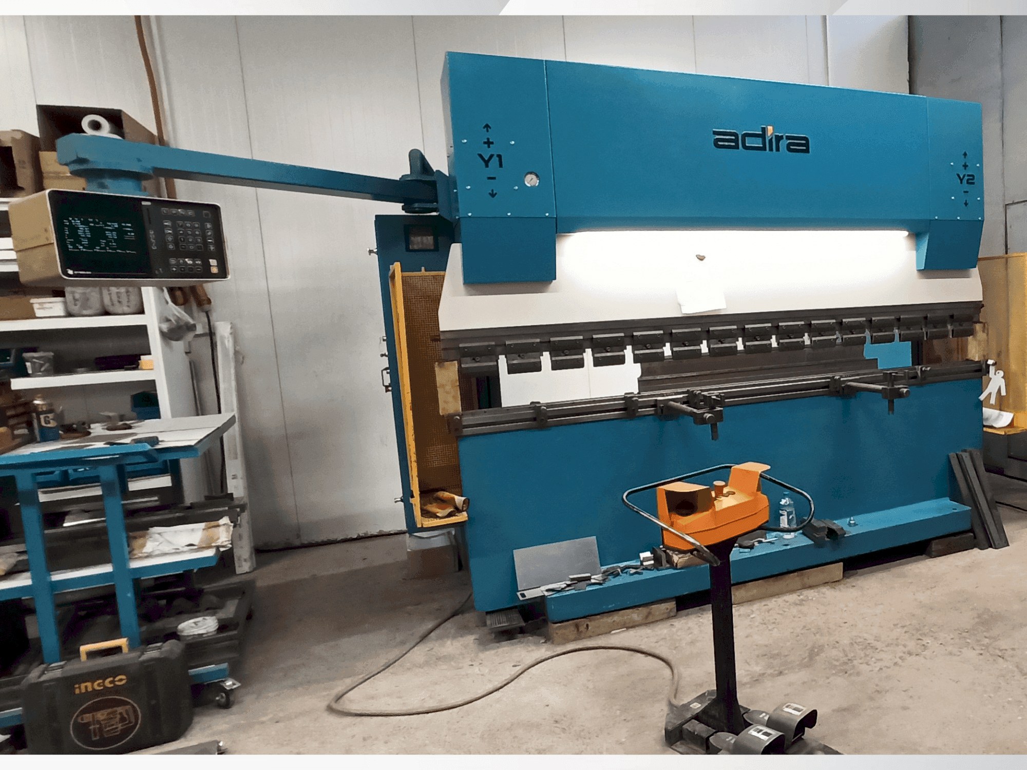 Prikaz  stroja ADIRA QIH-11030 DNC CR  sprijeda