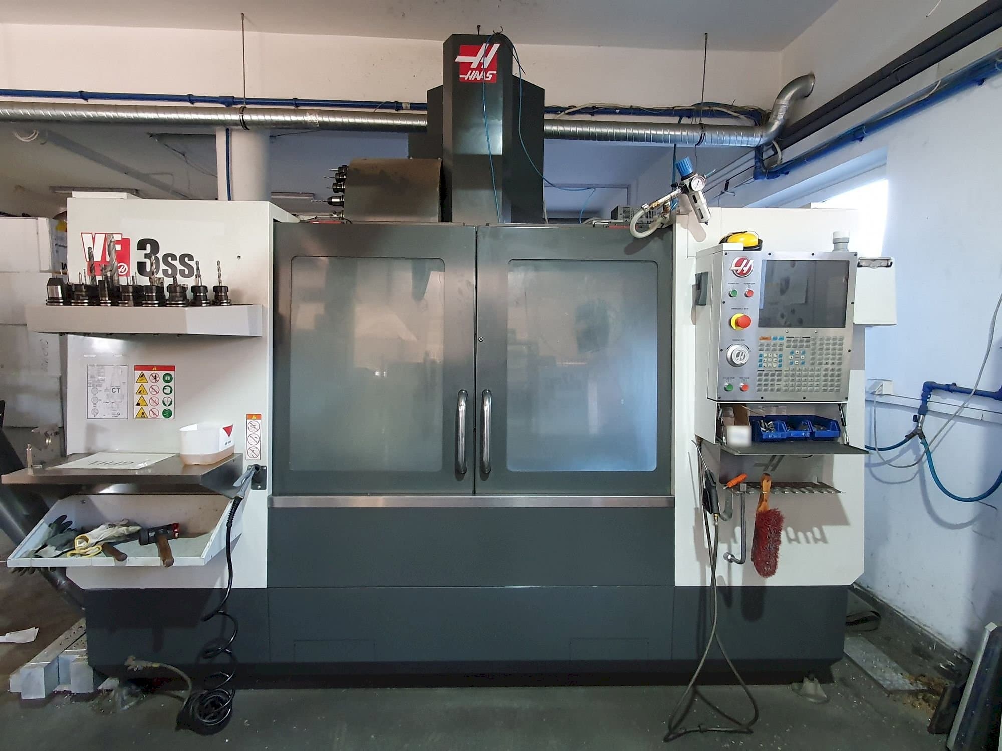 Prikaz stroja HAAS VF-3SS sprijeda