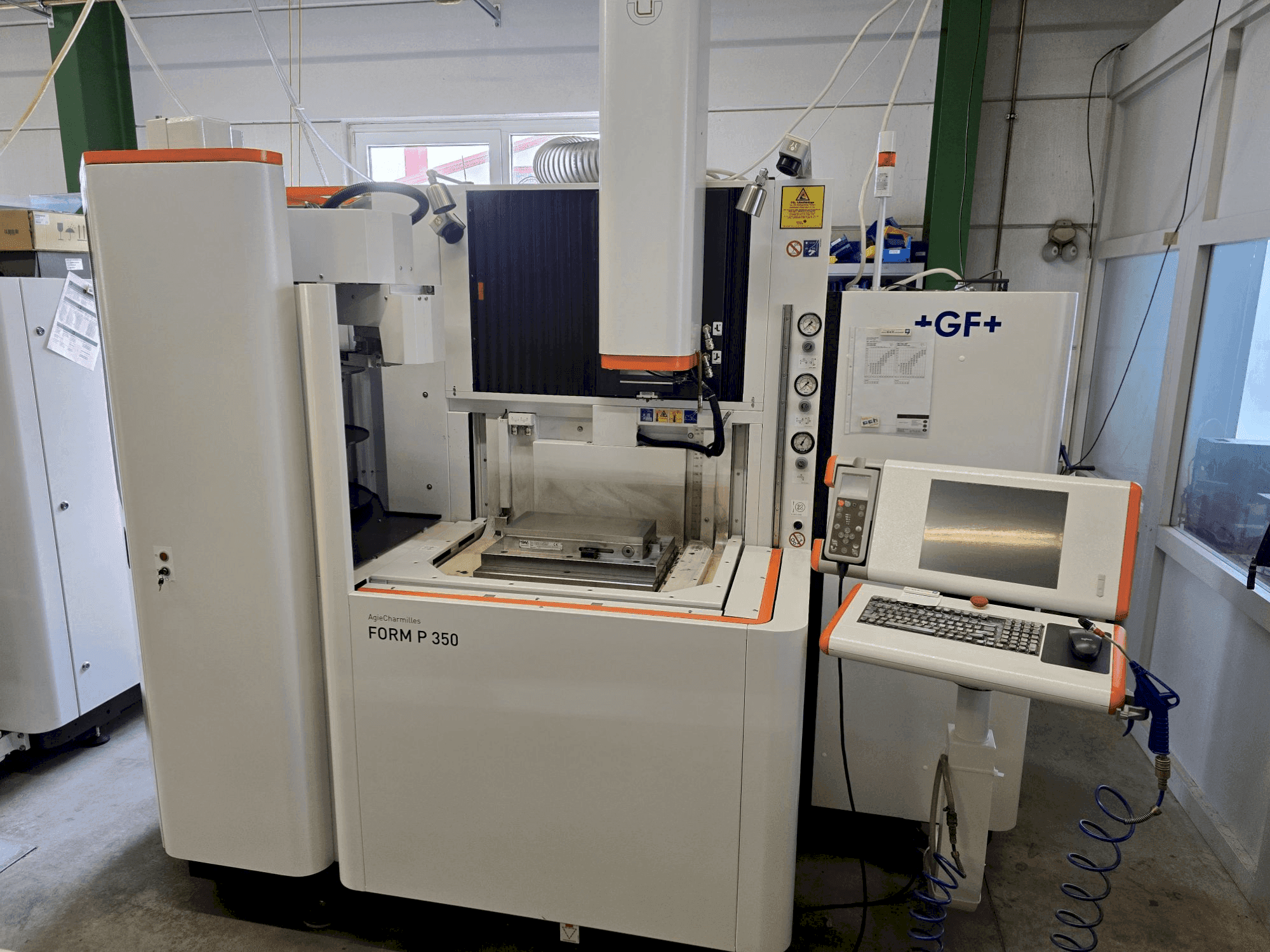 Prikaz stroja AgieCharmilles FORM P 350 sprijeda