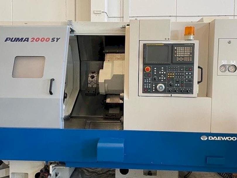 Prikaz stroja Doosan Puma 2000SY sprijeda
