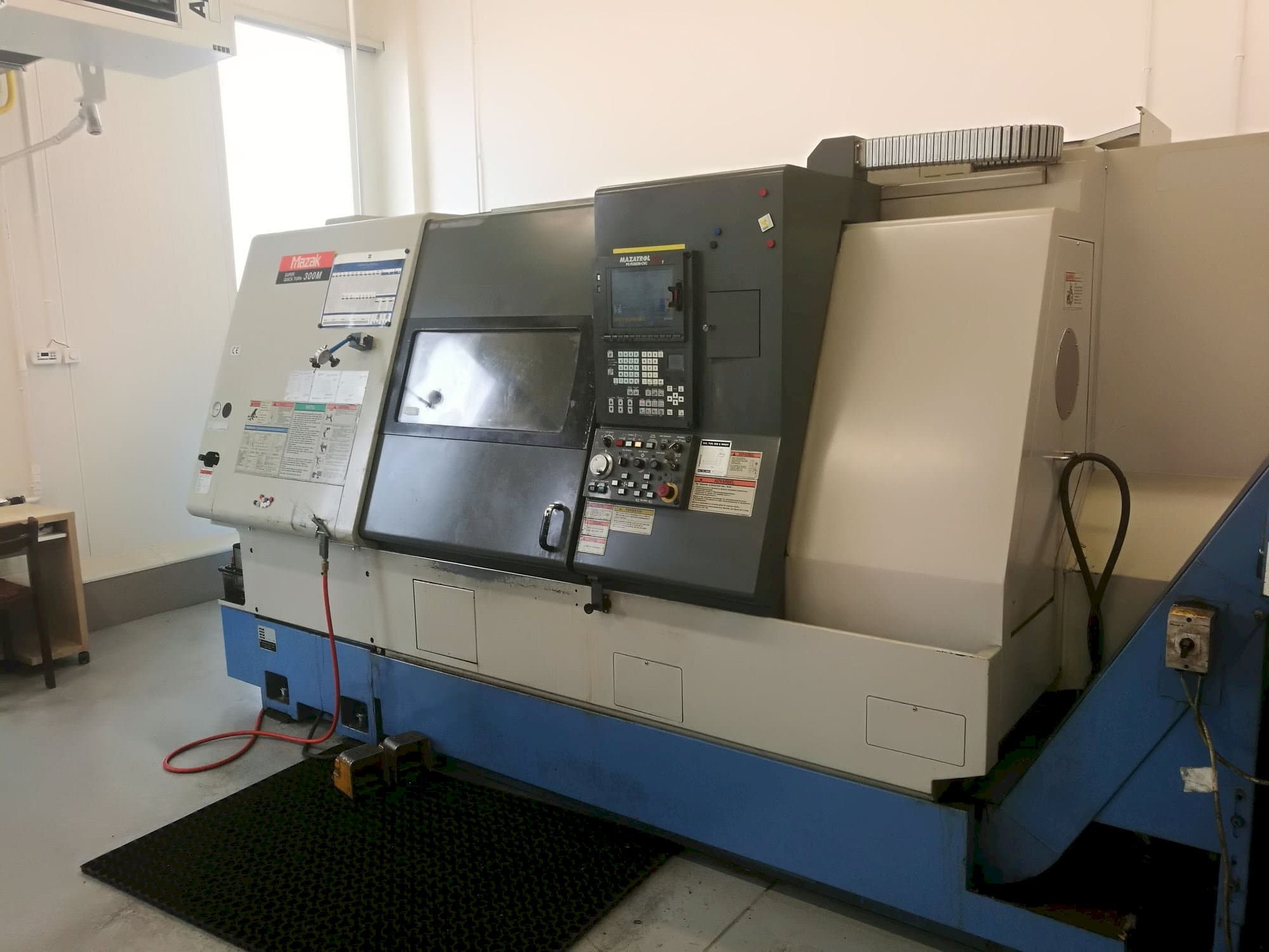 Prikaz stroja Mazak SQT-300M sprijeda