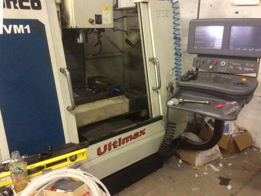 Prikaz  stroja Hurco VM 1  sprijeda