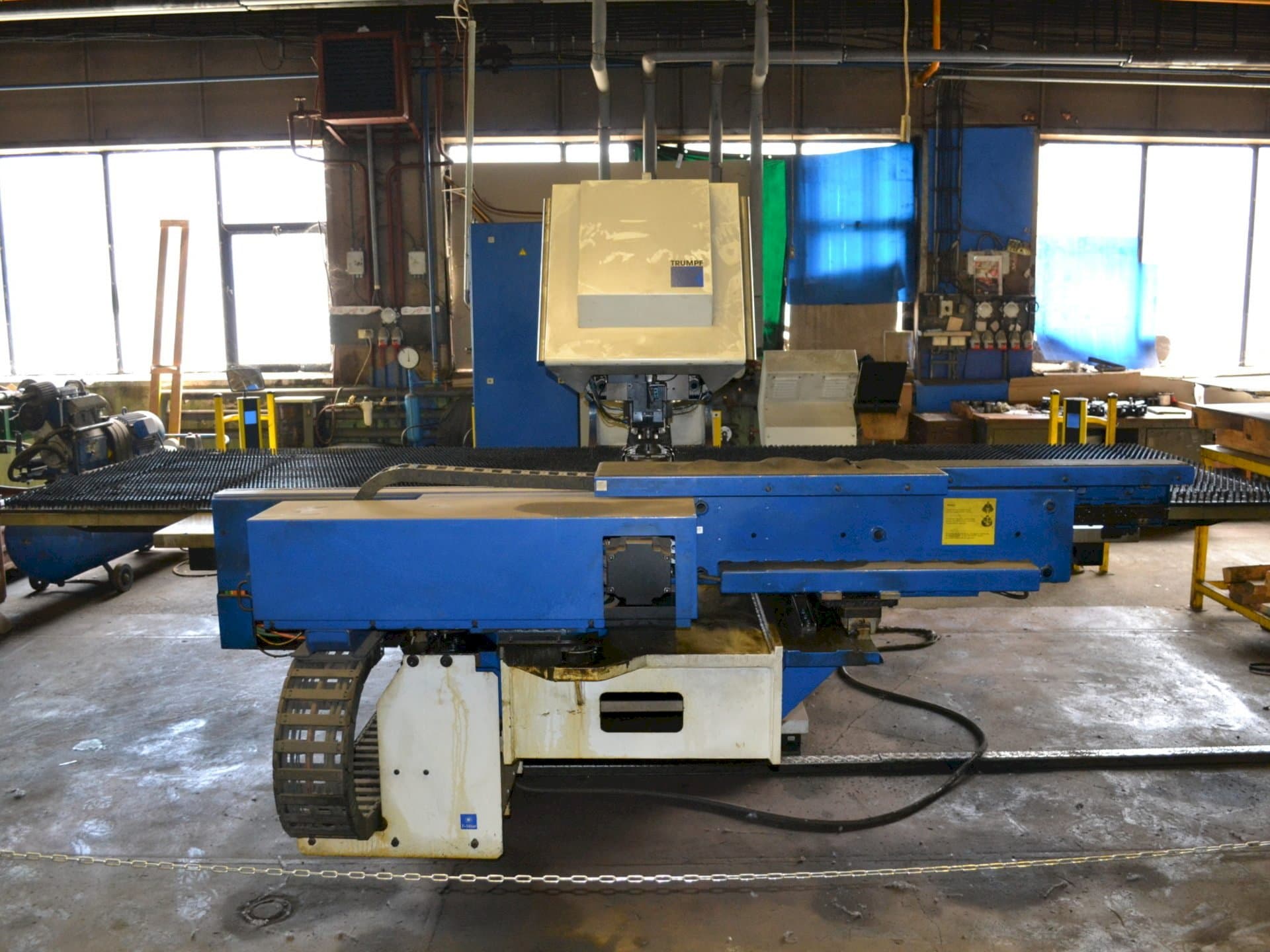 Prikaz  stroja Trumpf Trumatic 2000R  sprijeda