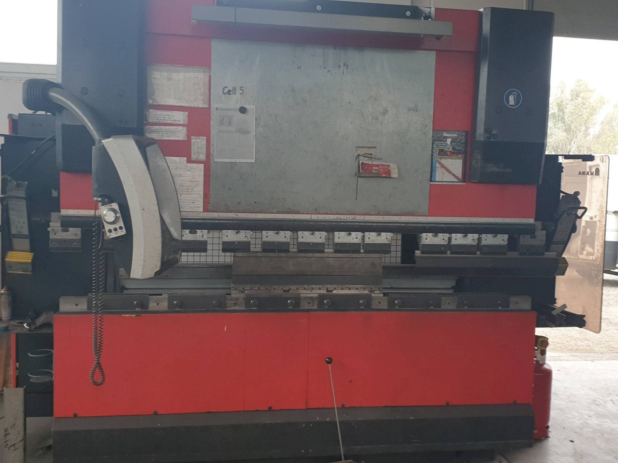 Prikaz stroja AMADA HFE 8025/7 sprijeda